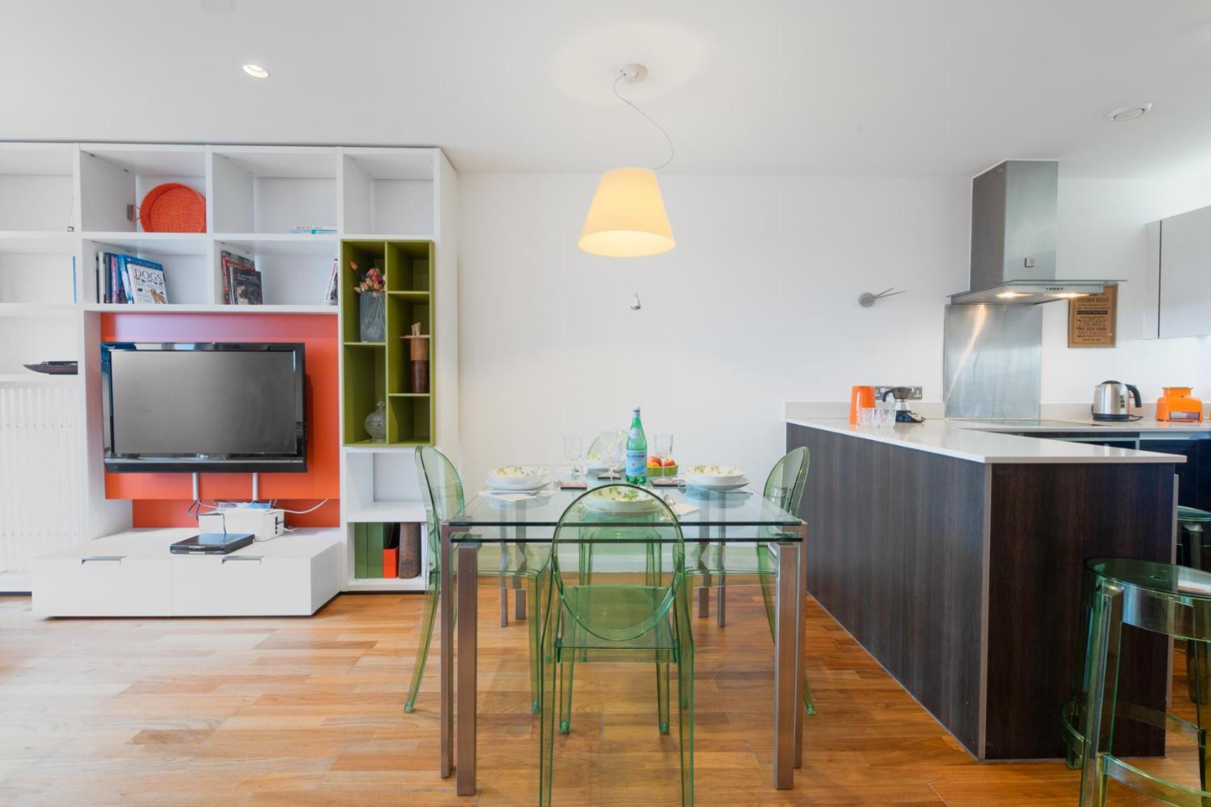 Two Bedroom Flat With Balcony In Central Wimbledon *