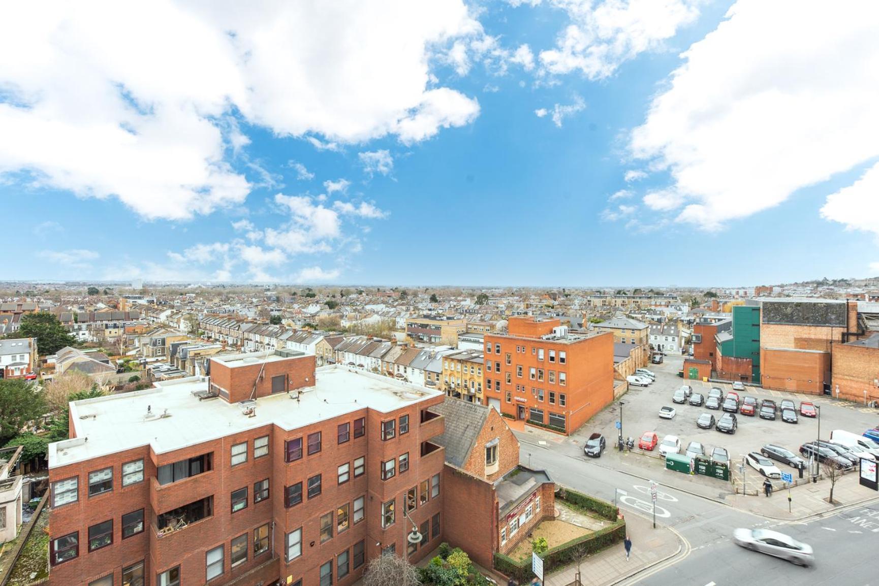Two Bedroom Flat With Balcony In Central Wimbledon Apartment