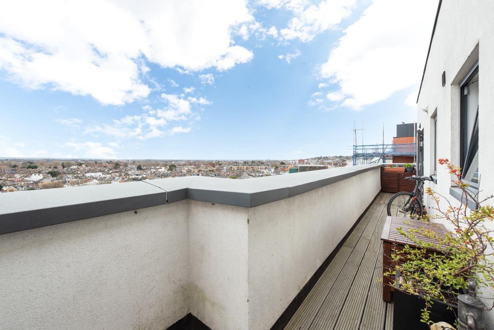 Two Bedroom Flat With Balcony In Central Wimbledon Apartment