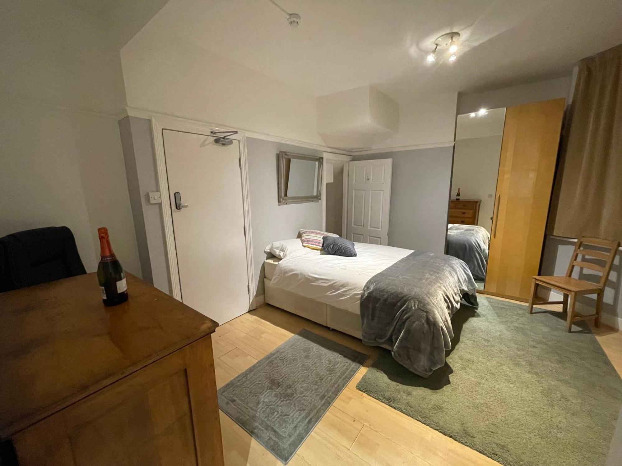 With Private Bathroom And Shared Kitchen Londres