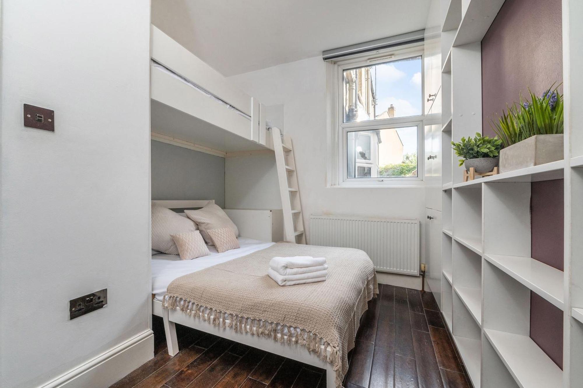 Stylish By Eye With A Small Garden Apartamento