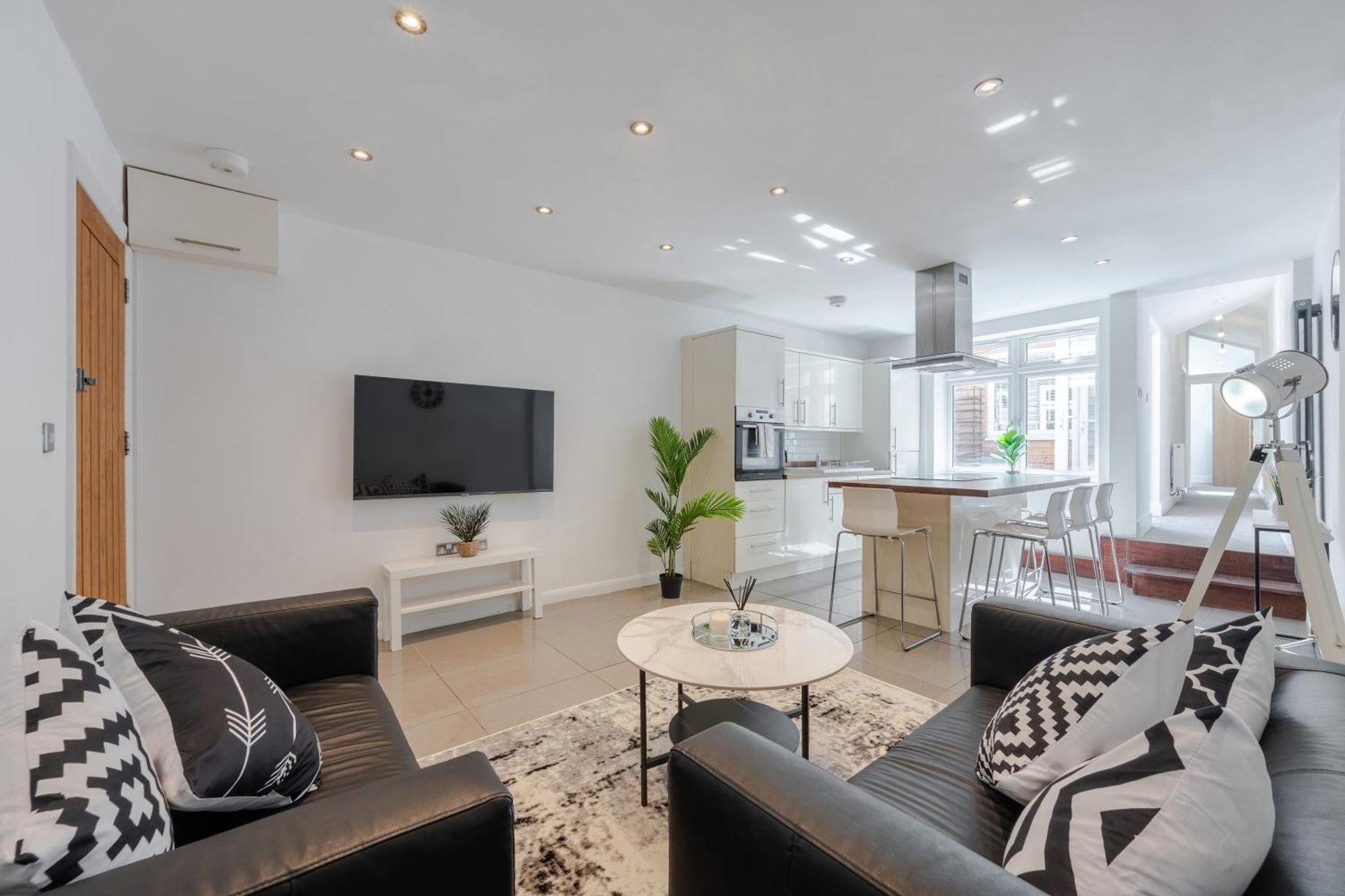 Stylish Two Bedroom By With Garden Apartment *