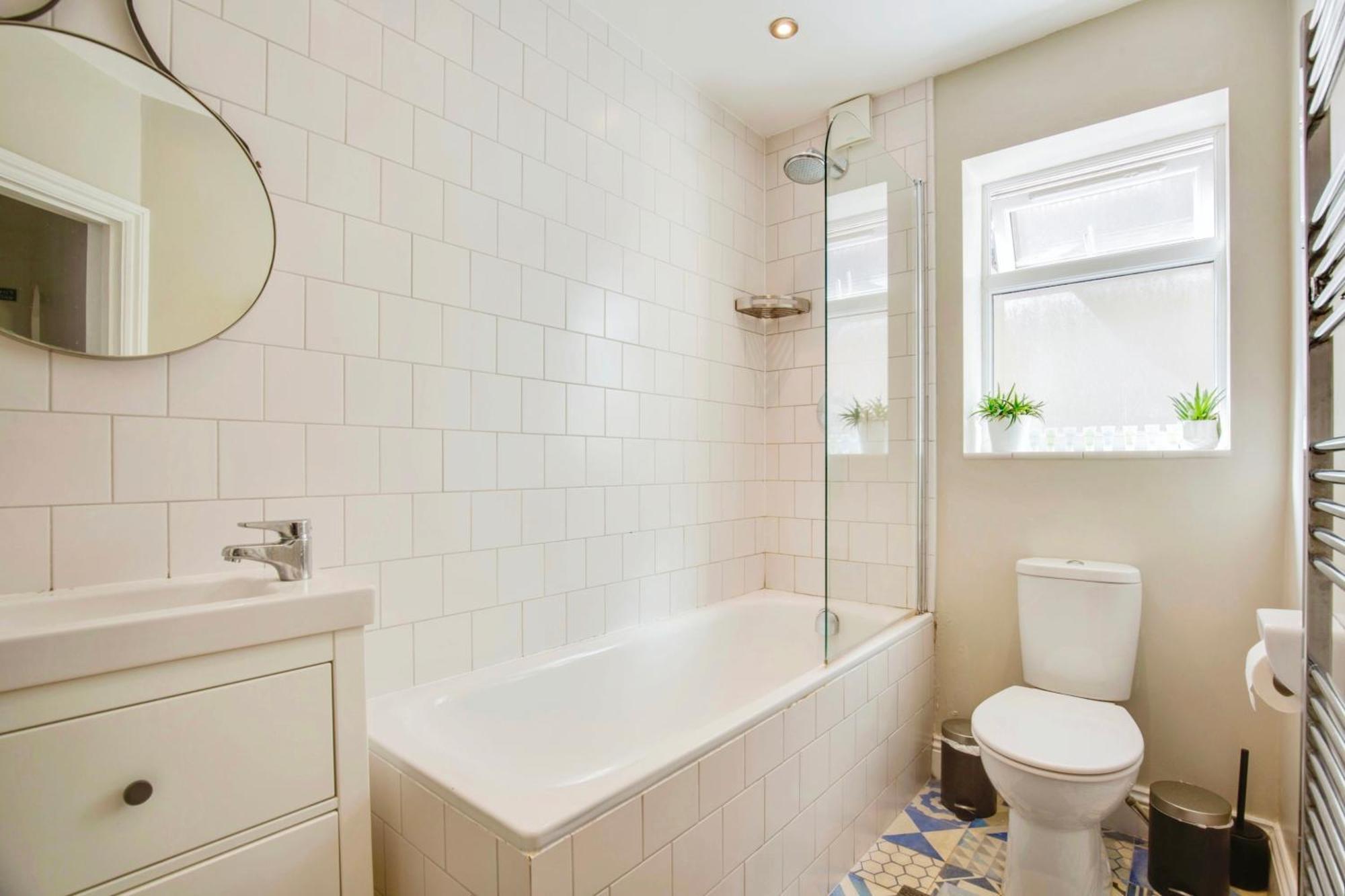 Lovely 2 Bedroom Ground Floor Flat With Garden. Appartement *