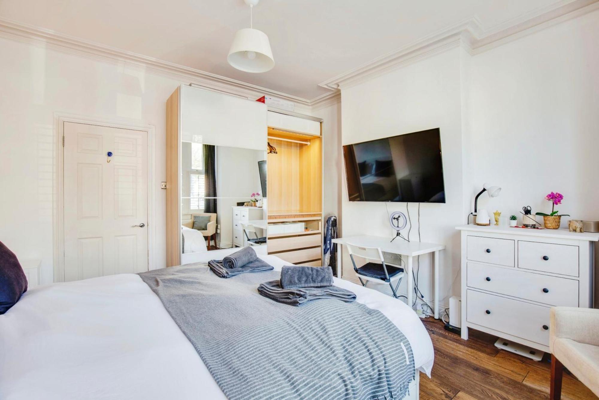 Lovely 2 Bedroom Ground Floor Flat With Garden. *