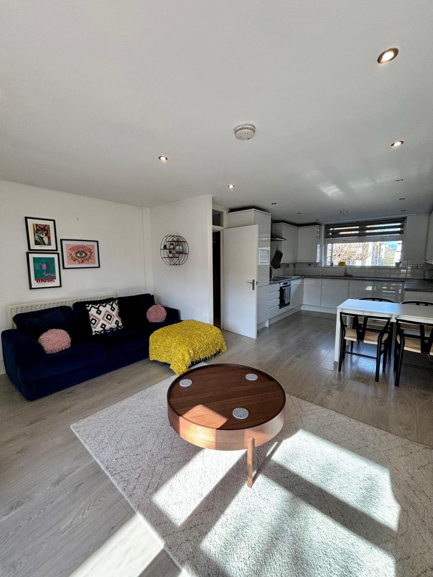 2 Bed, Open Plan, Modernised Flat, Canary Wharf Londres