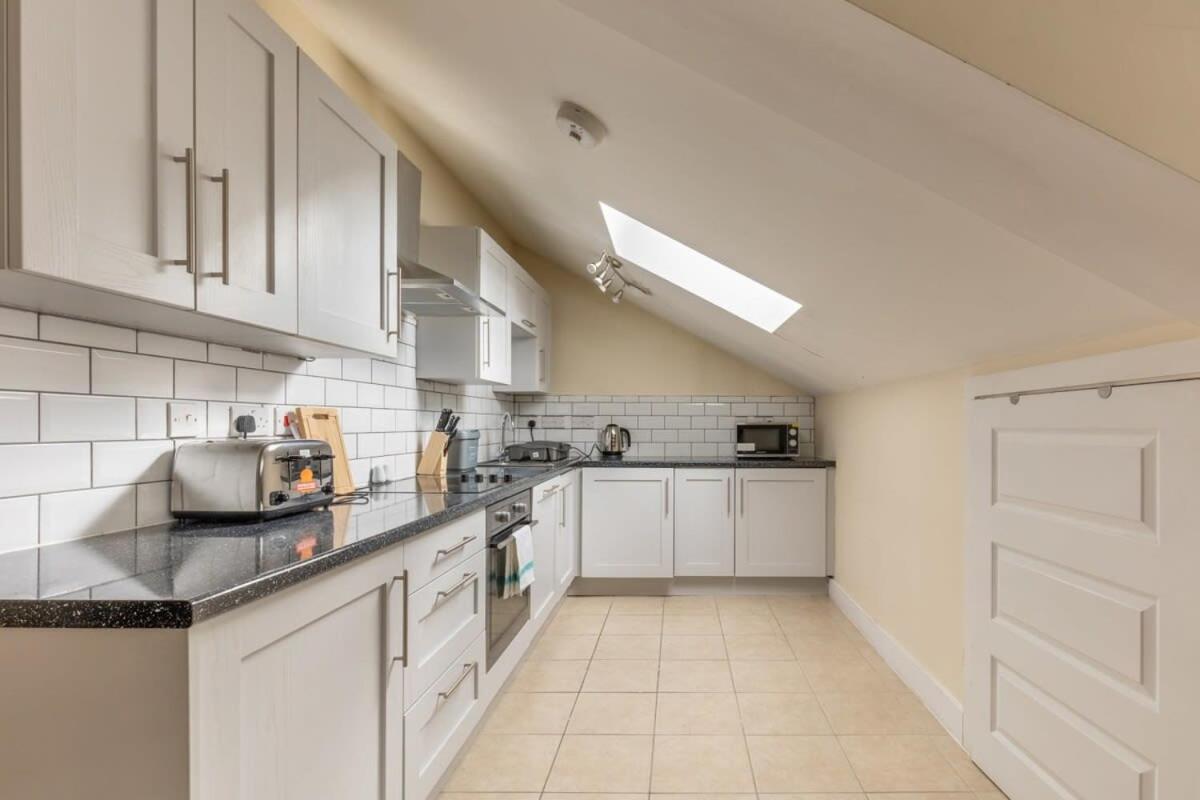 Lovely 1 Bed Attic In Brixton Apartment *