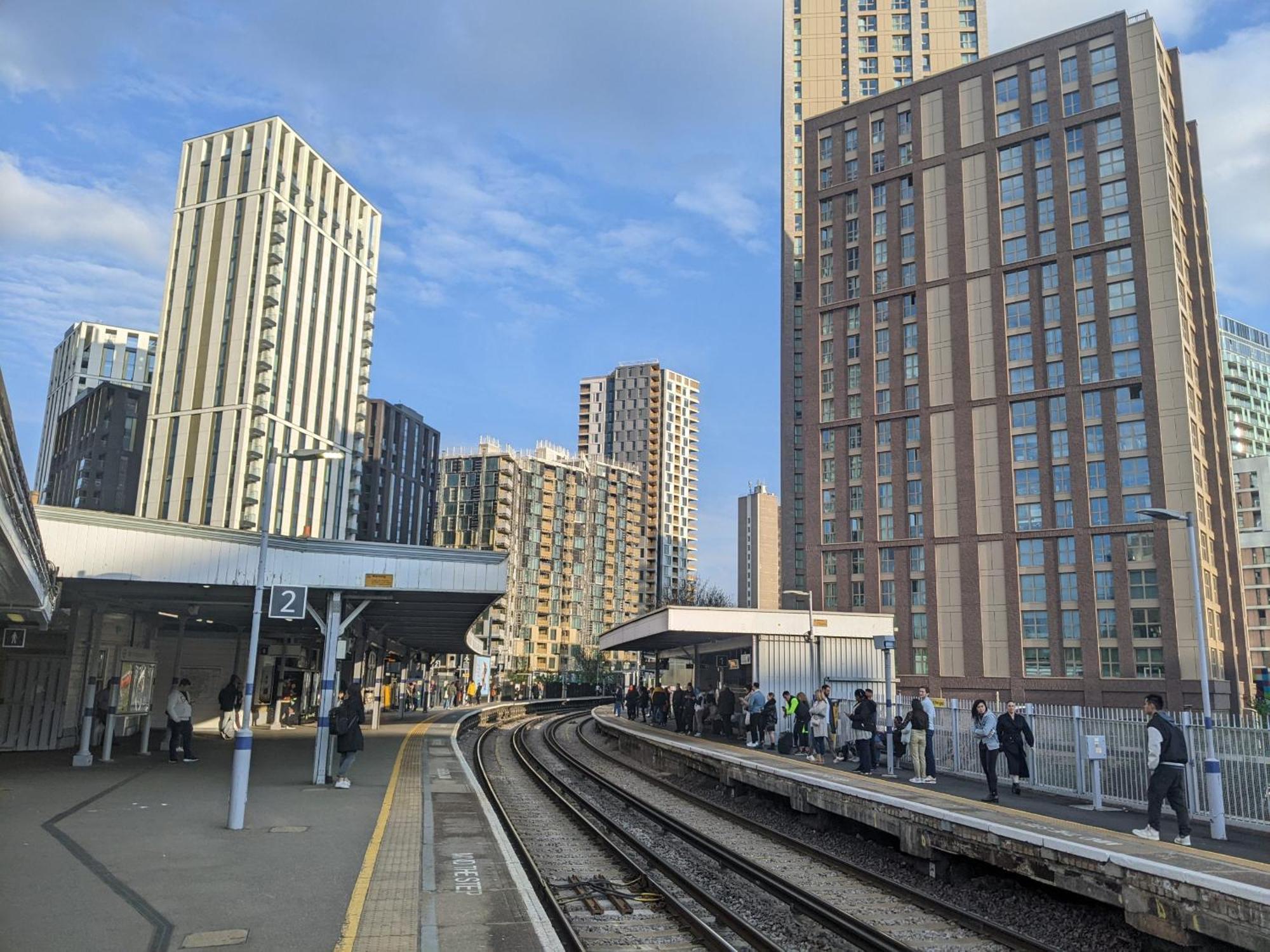Luxury 1bed Holiday Flat-10 Minutes From Bridge & 3mins Walk To Lewisham Dlr Apartment