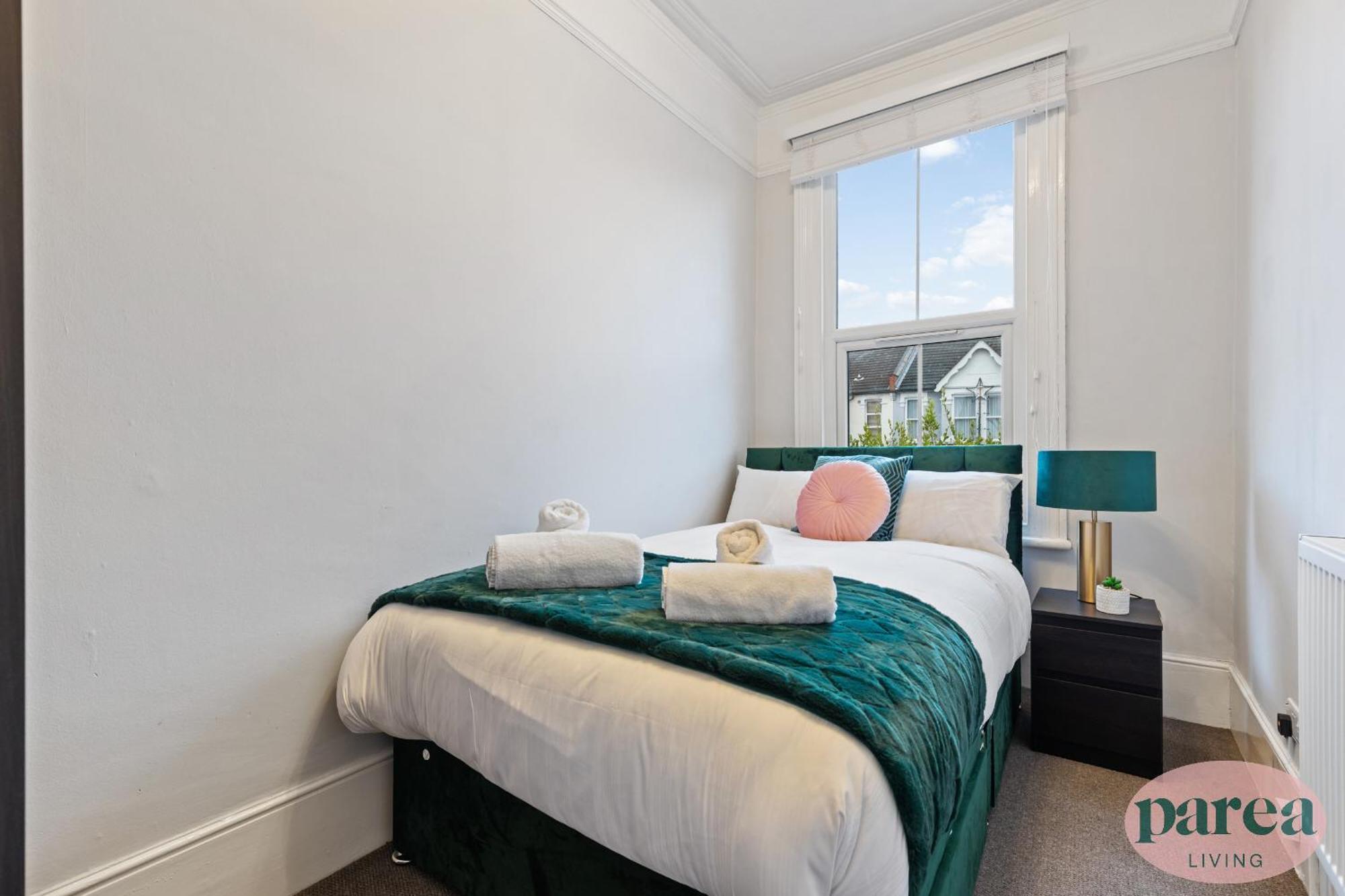 Parea Living - Leytonstone, 2-bedroom Serviced Apartment, Free Parking, Remote Working * Londres