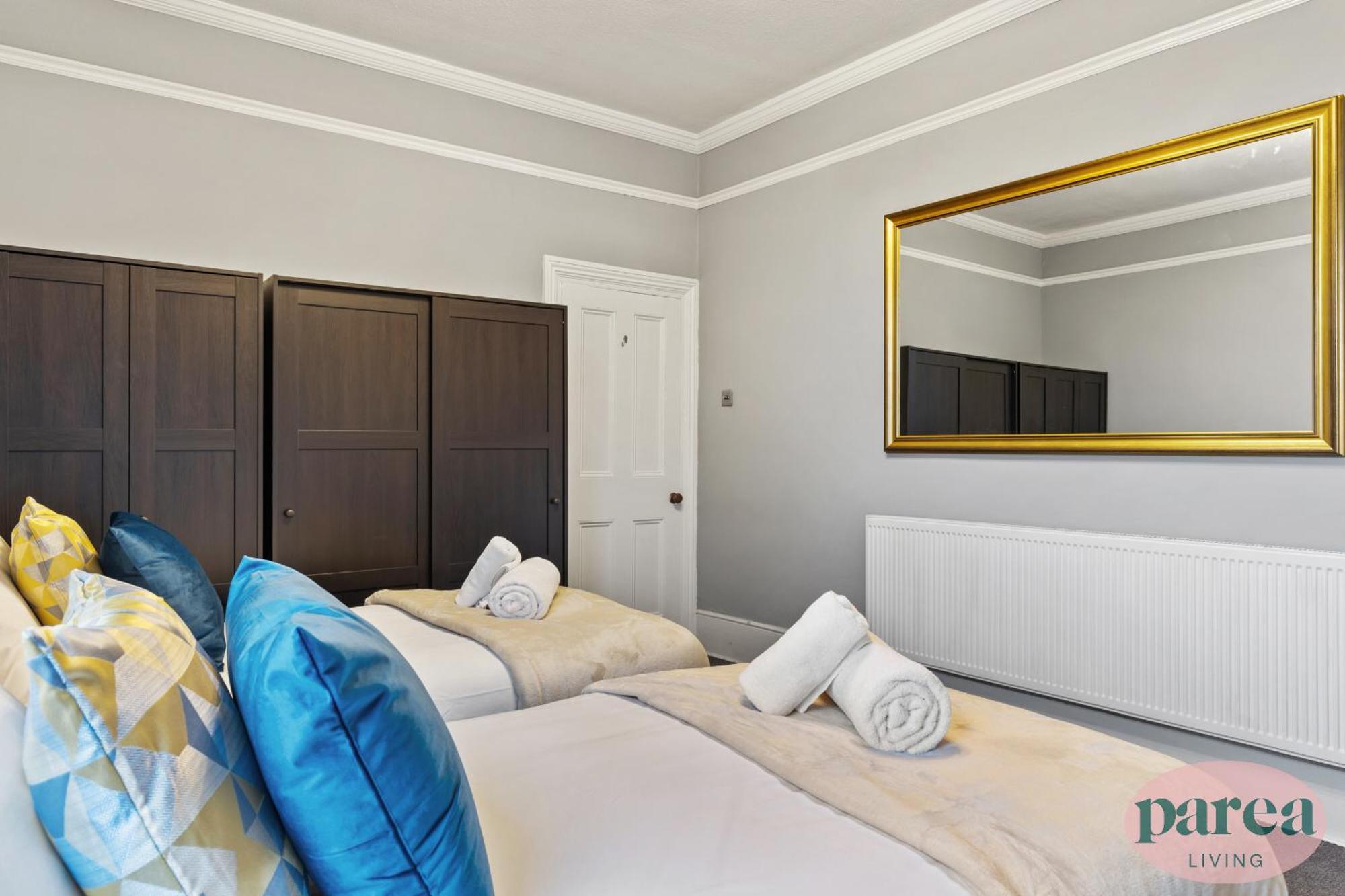 Parea Living - Leytonstone, 2-bedroom Serviced Apartment, Free Parking, Remote Working * Londres