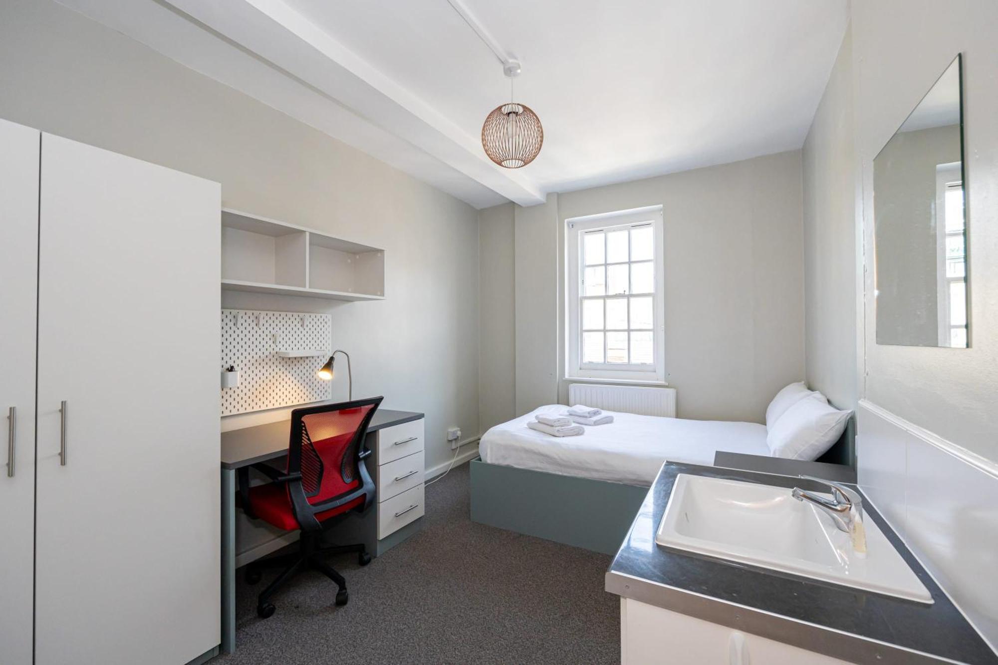Spacious With Shared Facilities *