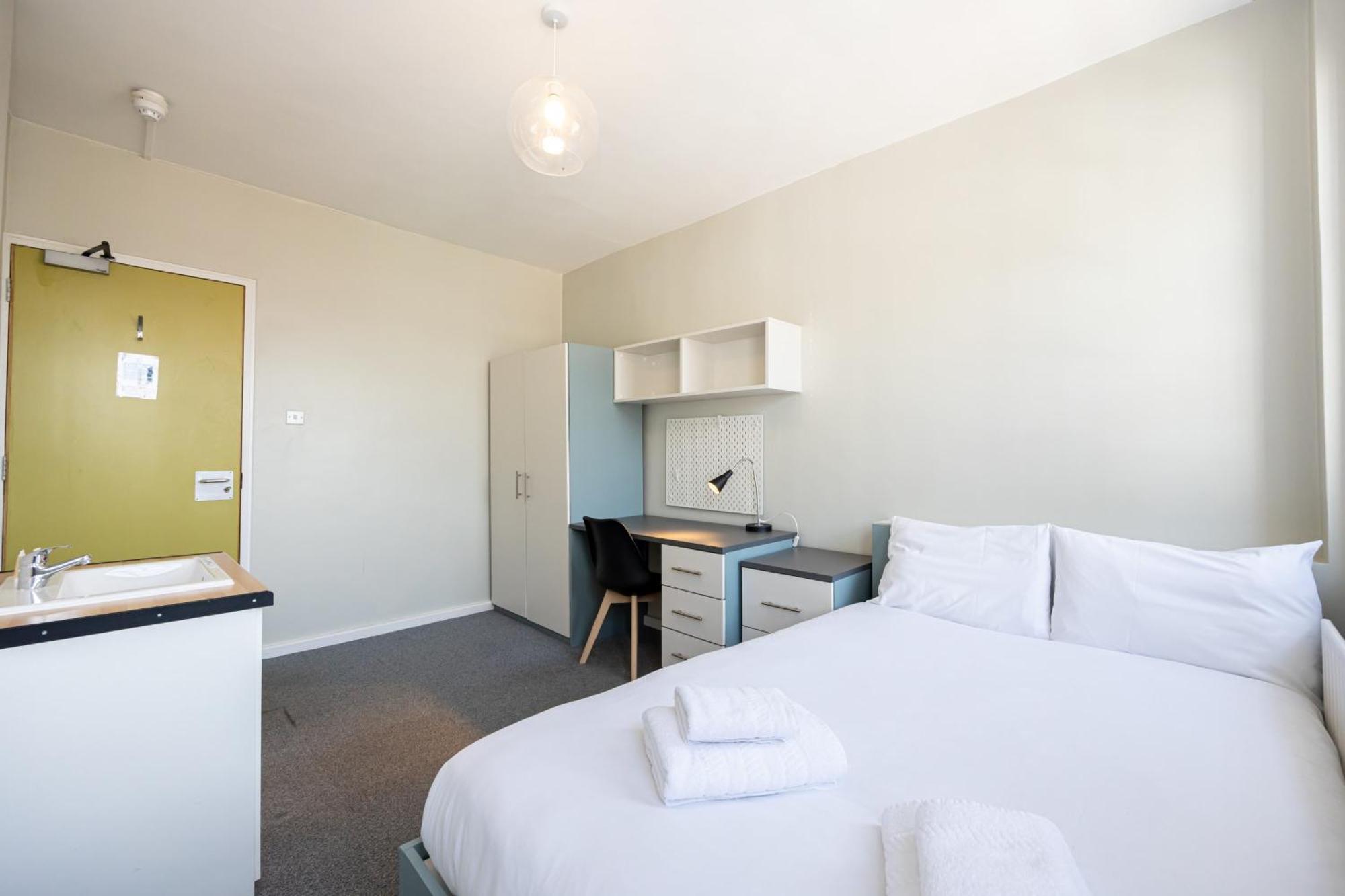 Spacious With Shared Facilities Apartment *