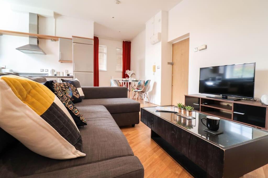 Spacious 2 Bed Flat With Parking -10mins From Londres