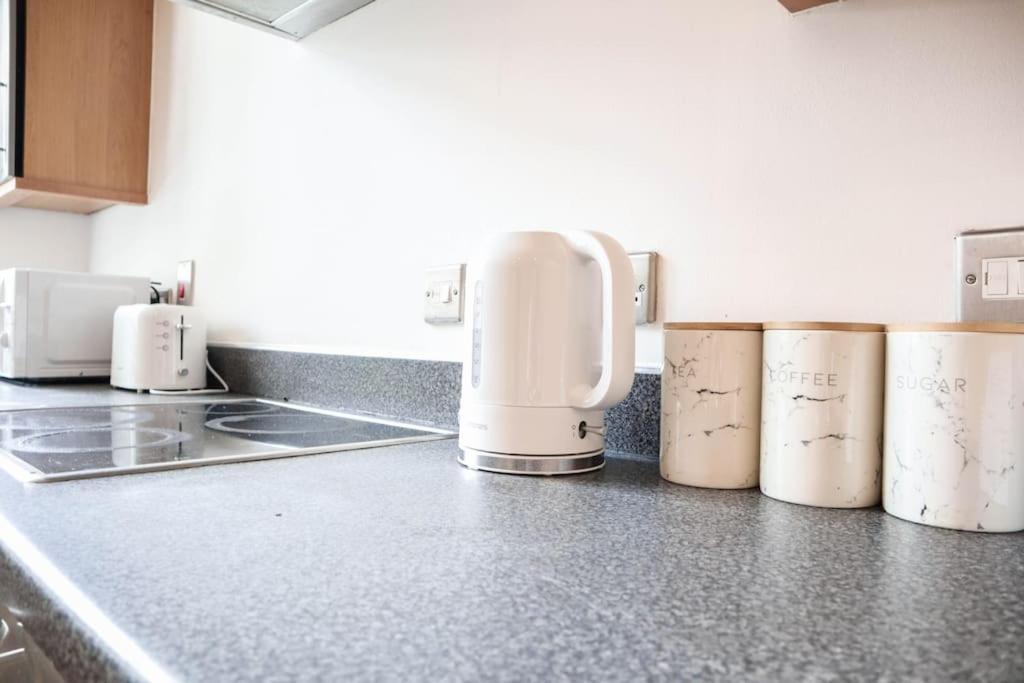 Spacious 2 Bed Flat With Parking -10mins From Appartement