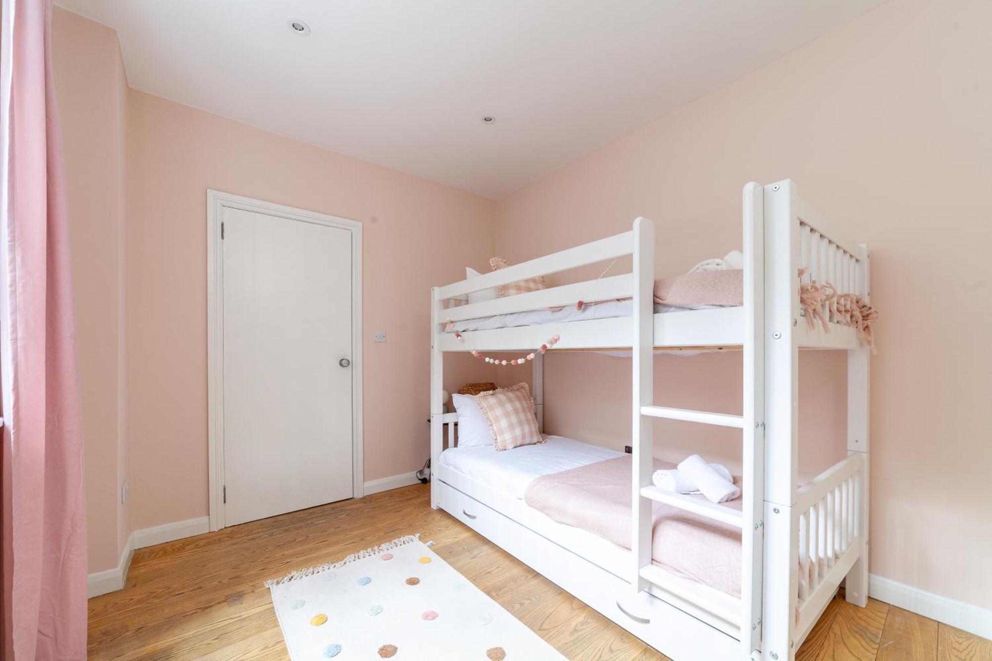 Stylish & Central 2-bed, 2-bath In Notting Hill Apartment London