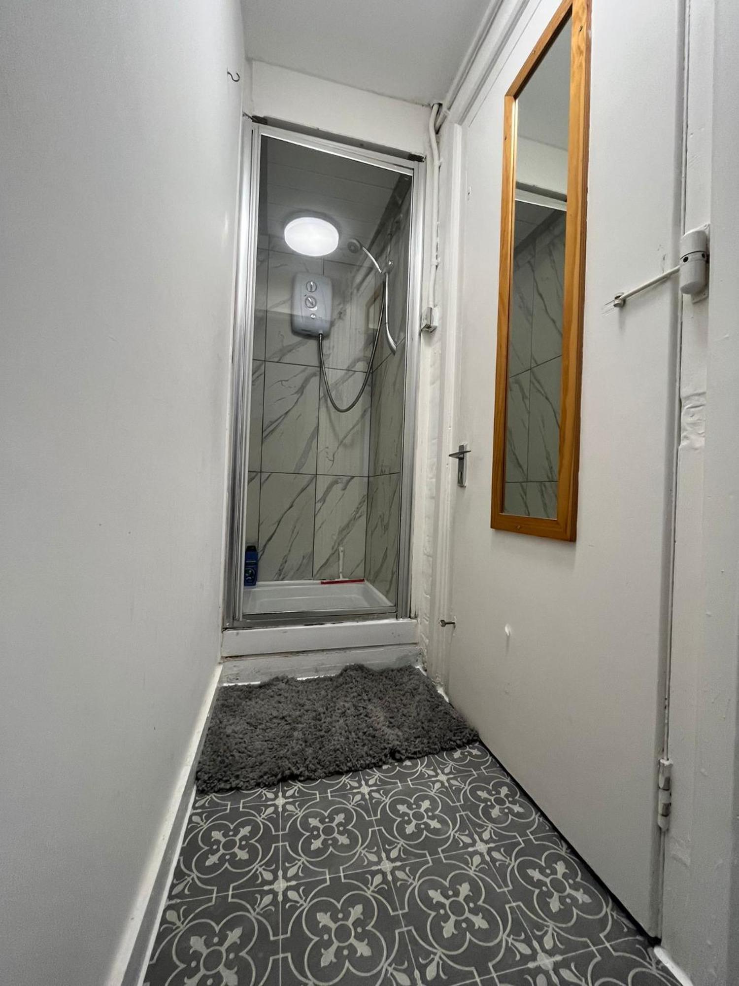Nifty 2 Bedroom Flat In Goswell Rd * Londen