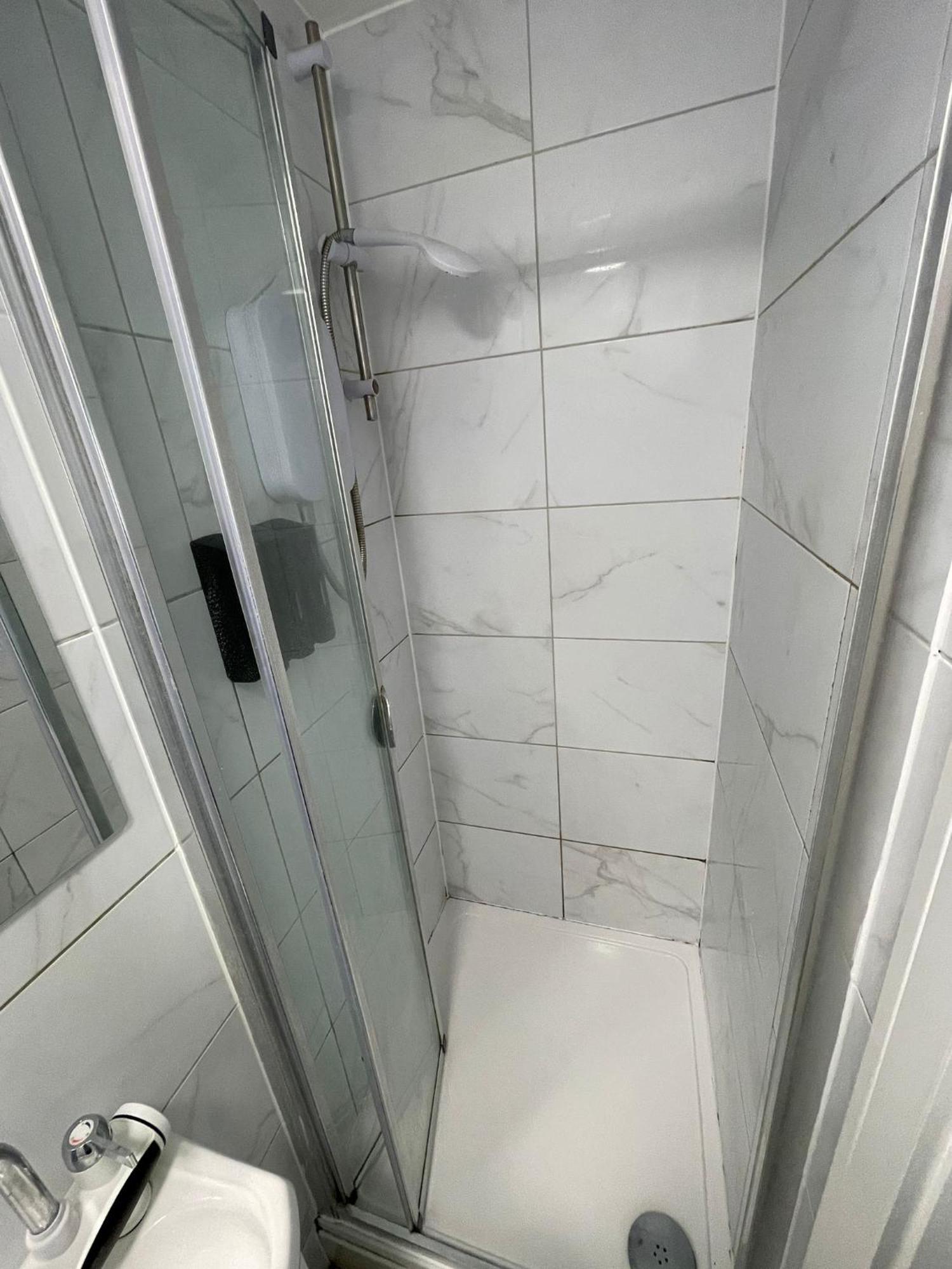 Letzi Private En-suite Near Wembley Homestay London
