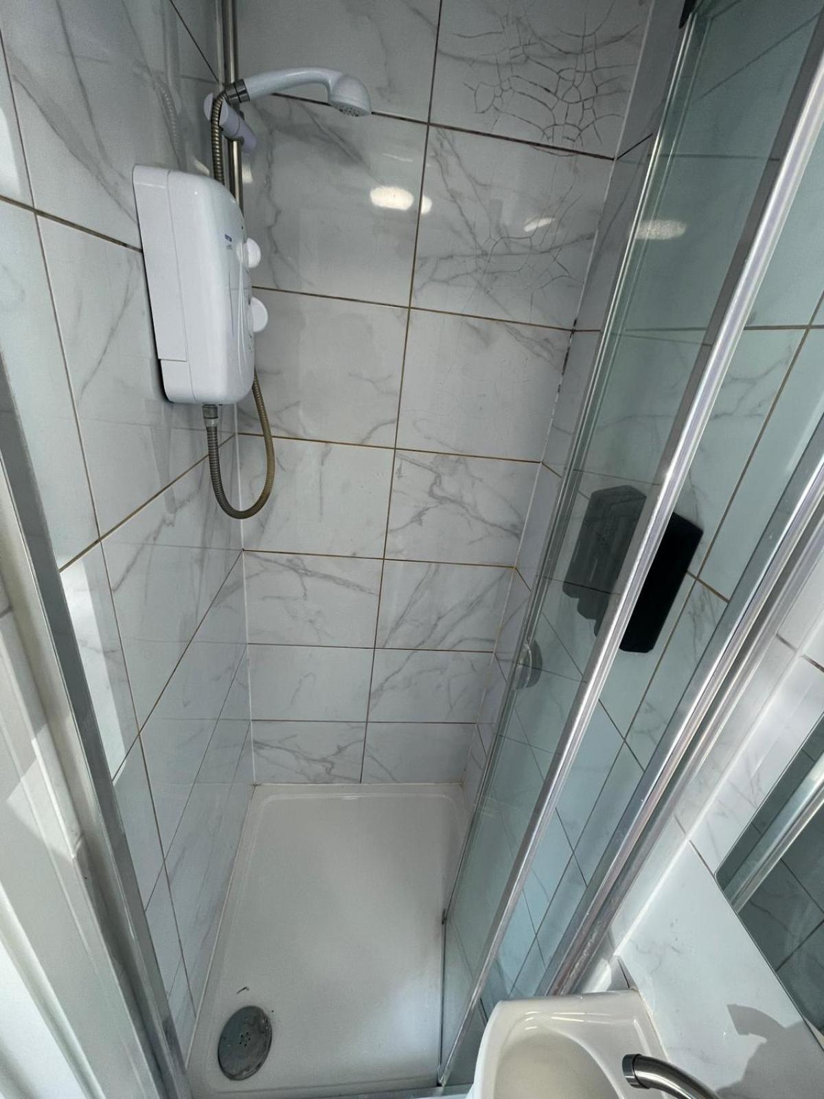 Letzi Premium Cozy Retreat Private En-suite Rooms, Wembley Homestay *