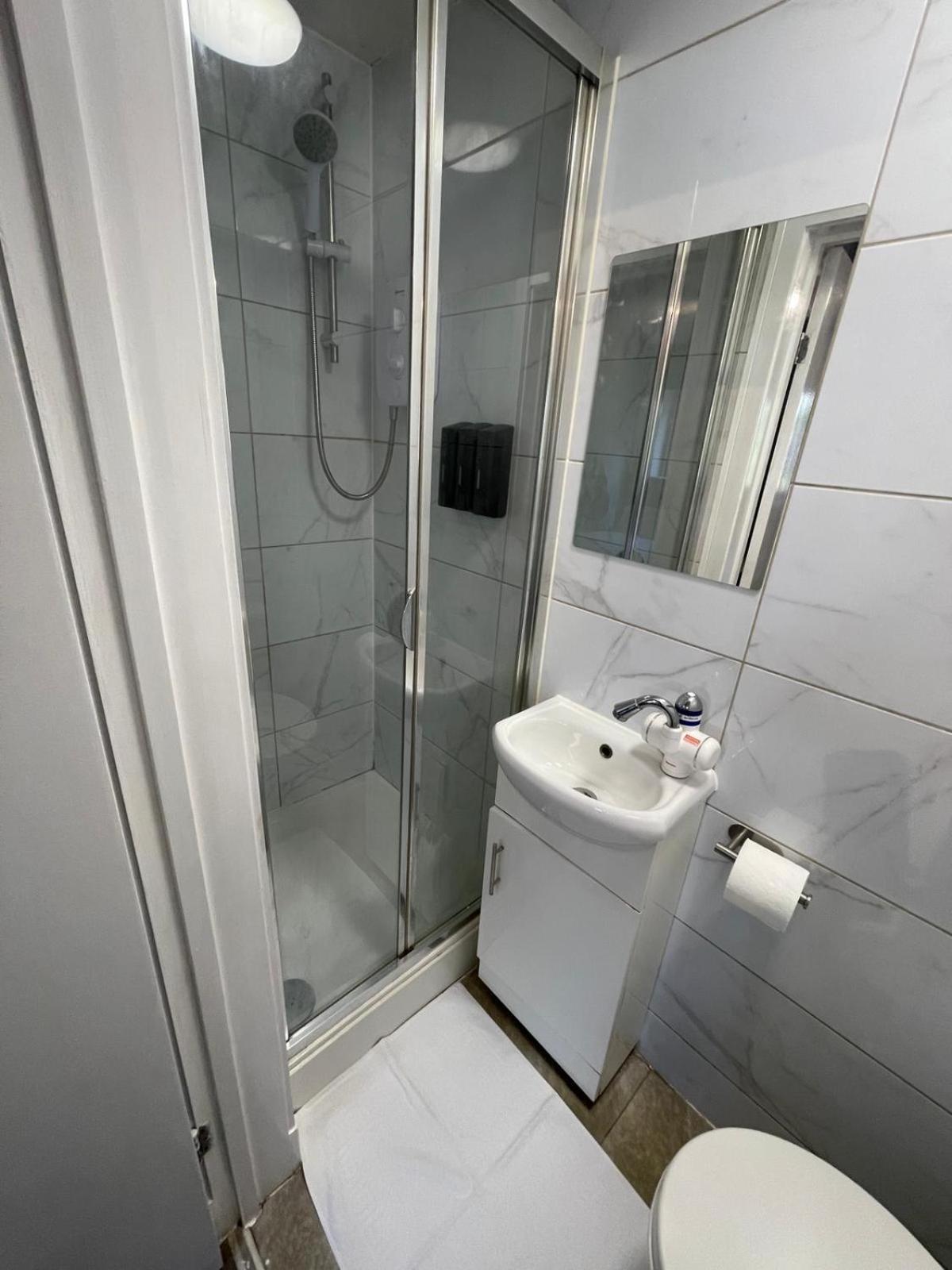 Letzi Private En-suite Near Wembley Homestay *