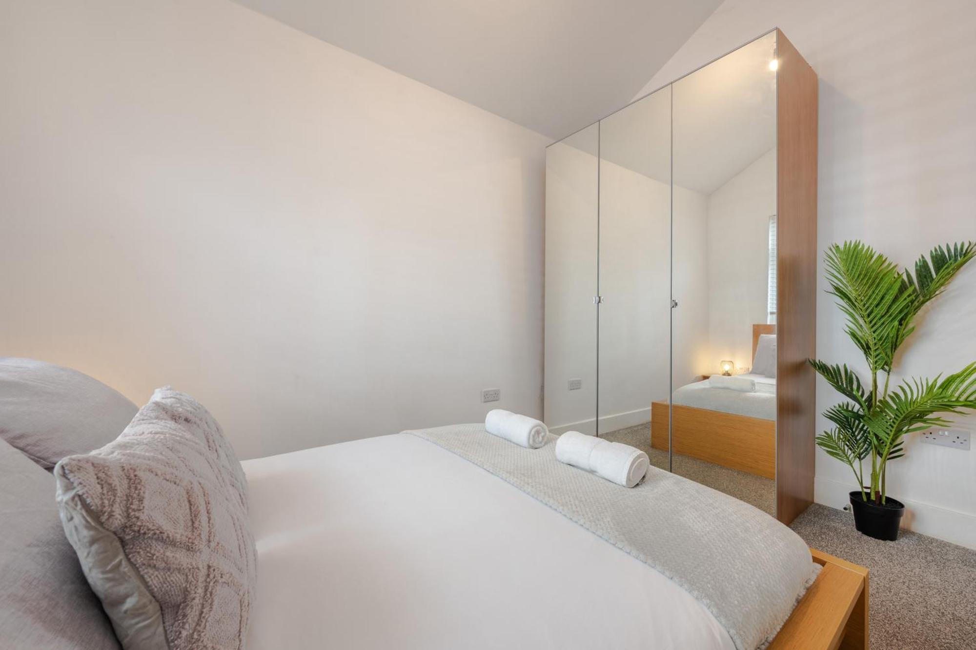 Stylish Two Bedroom By With Garden Appartement