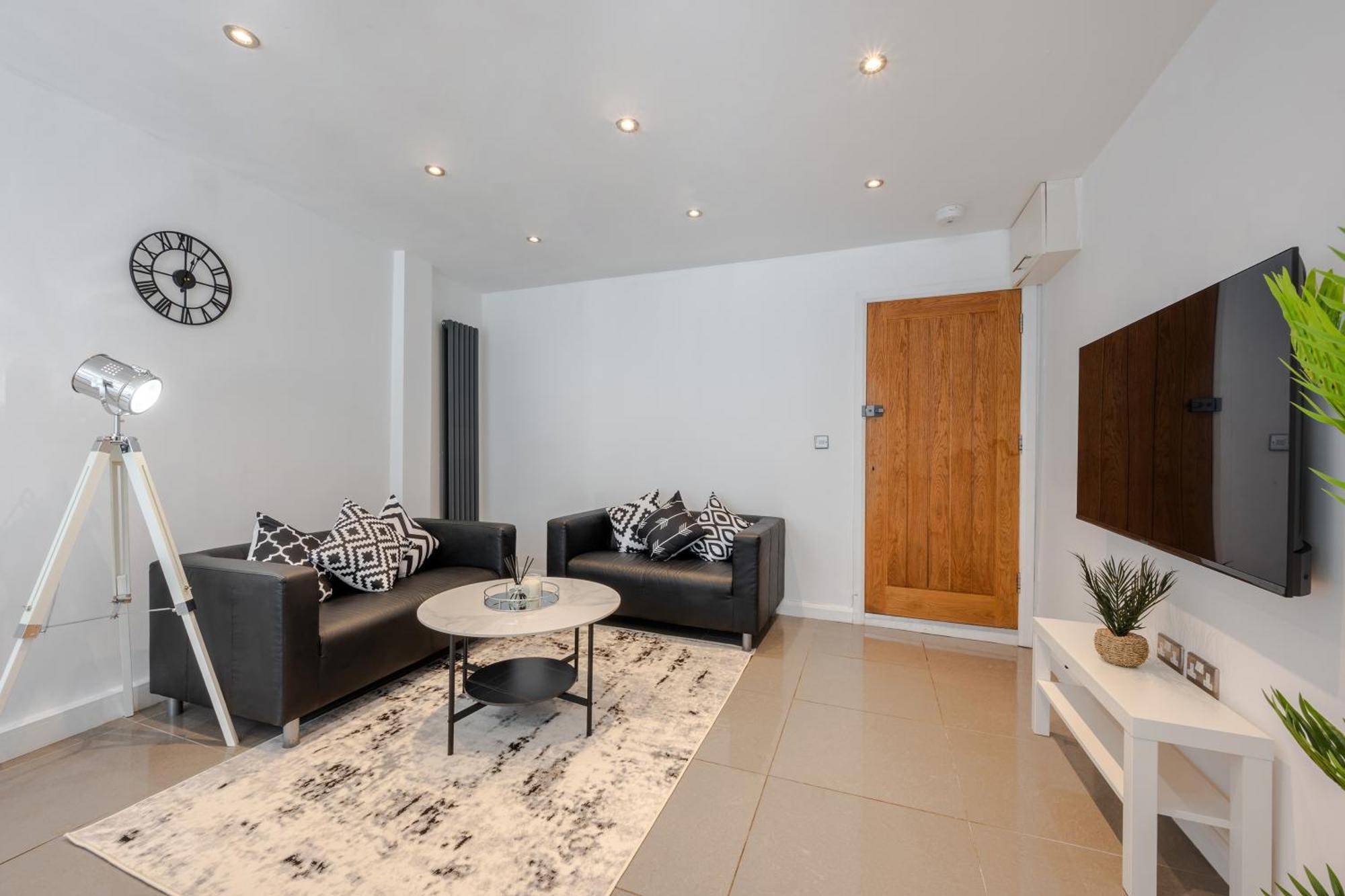 Appartement Stylish Two Bedroom By With Garden