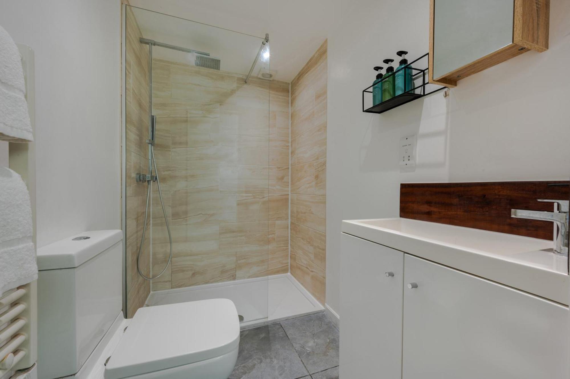 Stylish Two Bedroom By With Garden Appartement
