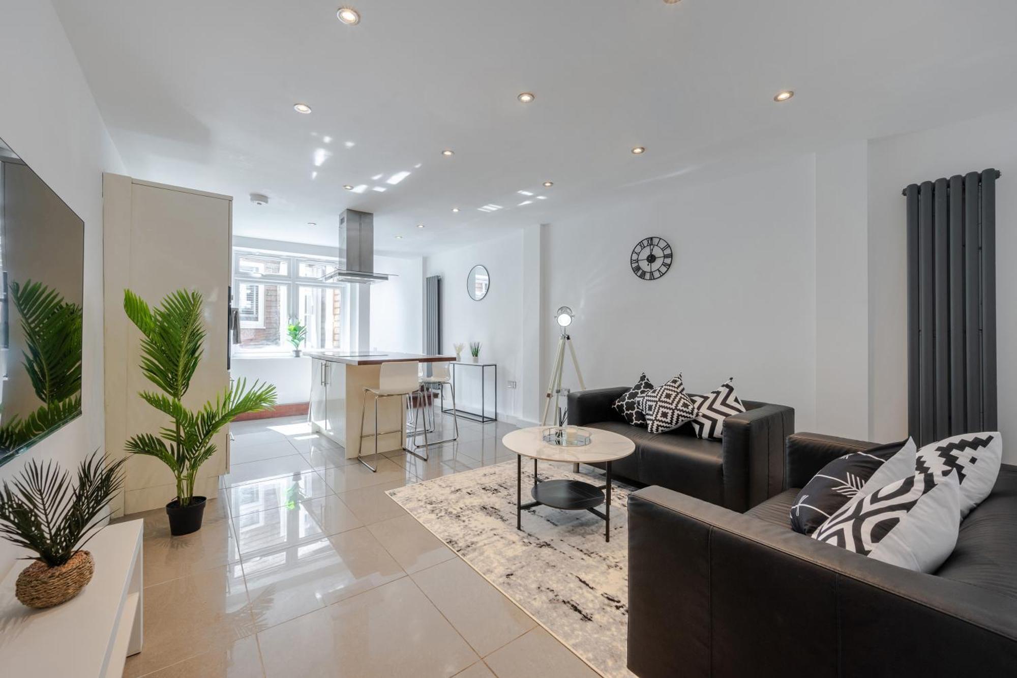 Apartment Stylish Two Bedroom By With Garden *