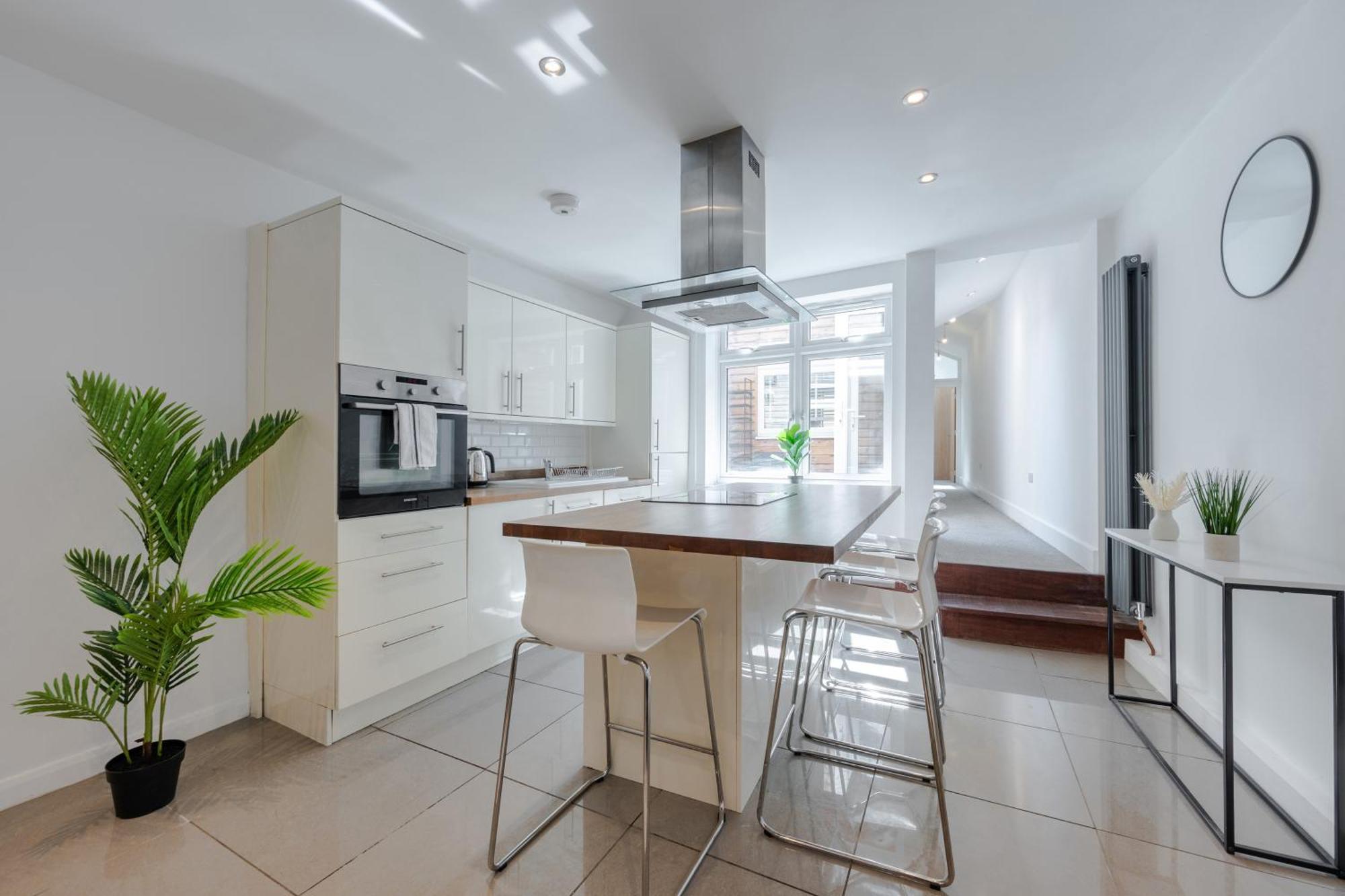 Stylish Two Bedroom By With Garden
