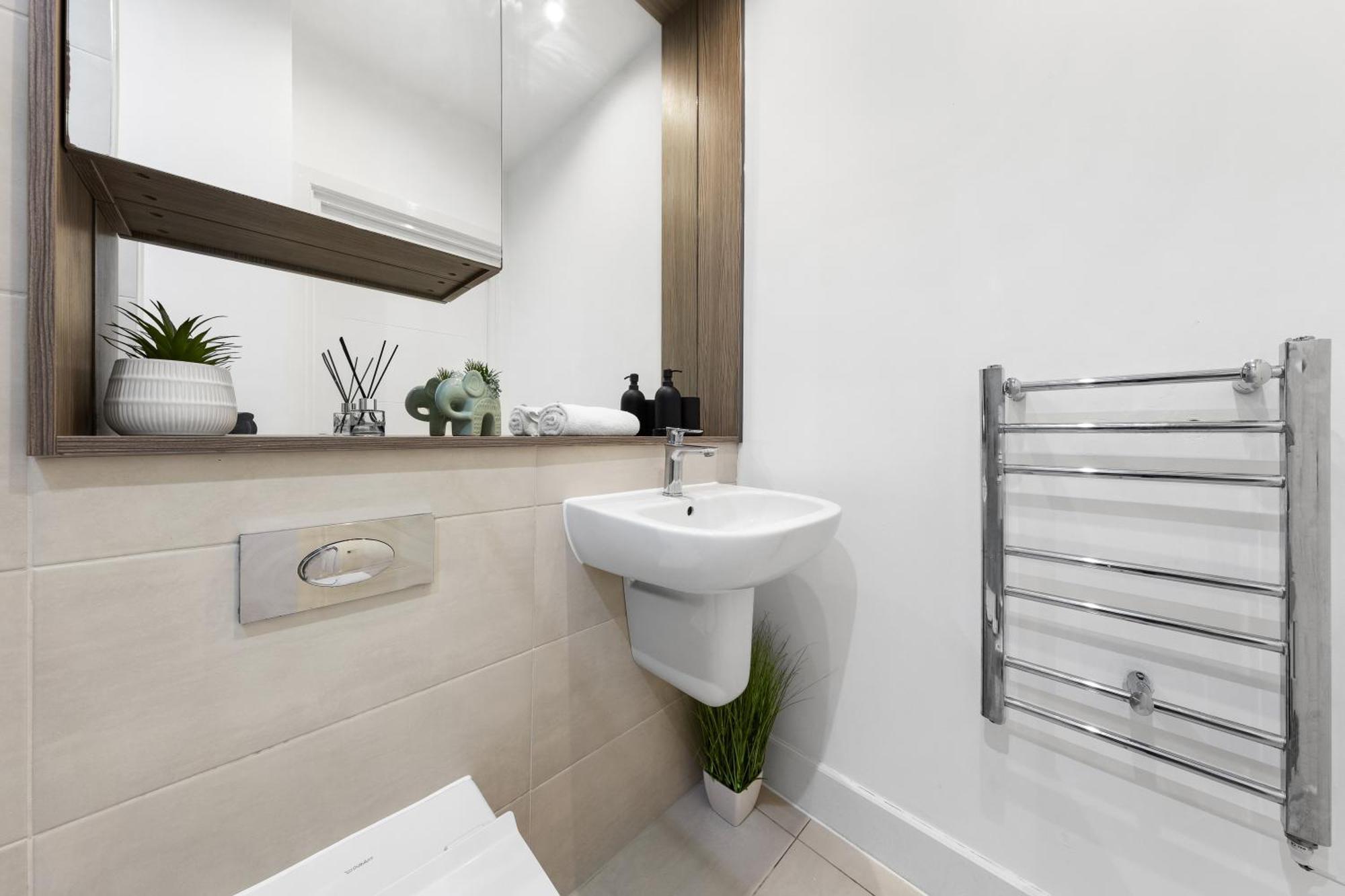 Modern One Bedroom Flat - Sleeps 5 -near Heathrow - Ub3