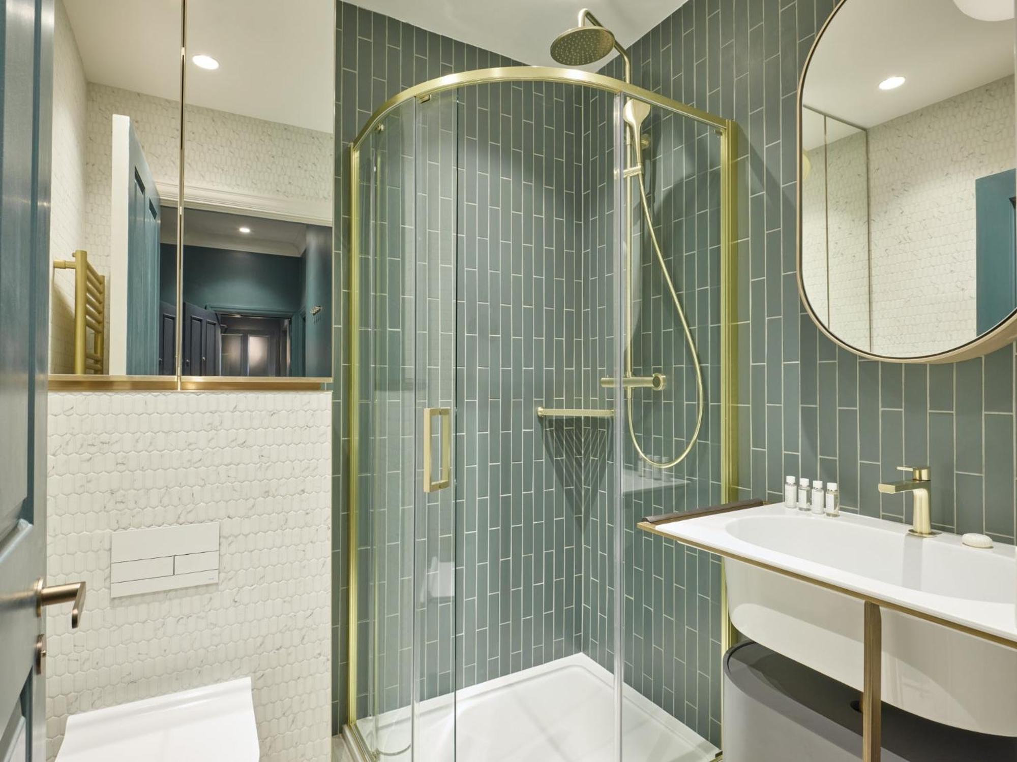 High Spec Award Winning Designer 6 * London