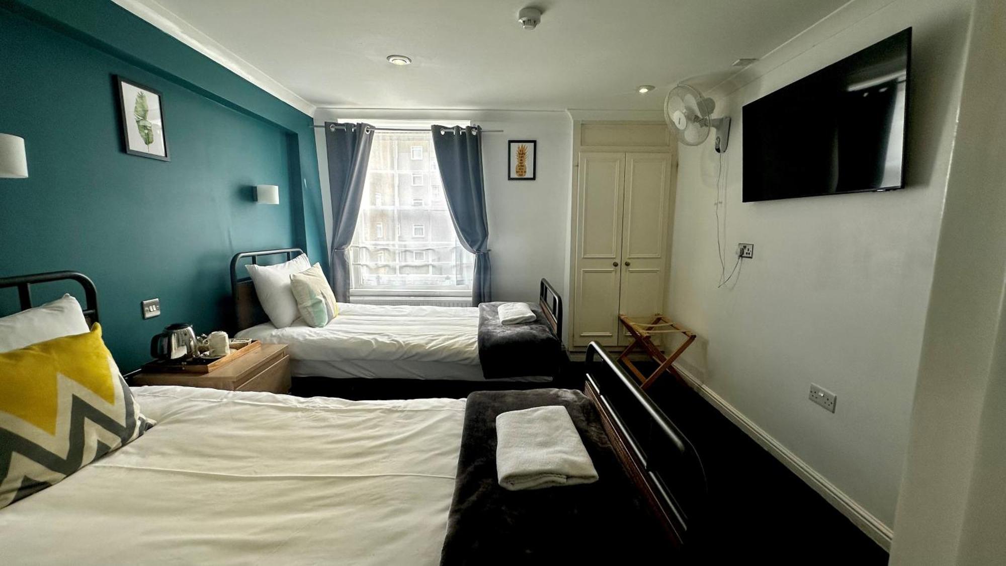 Smart Hyde Park View Hostal *