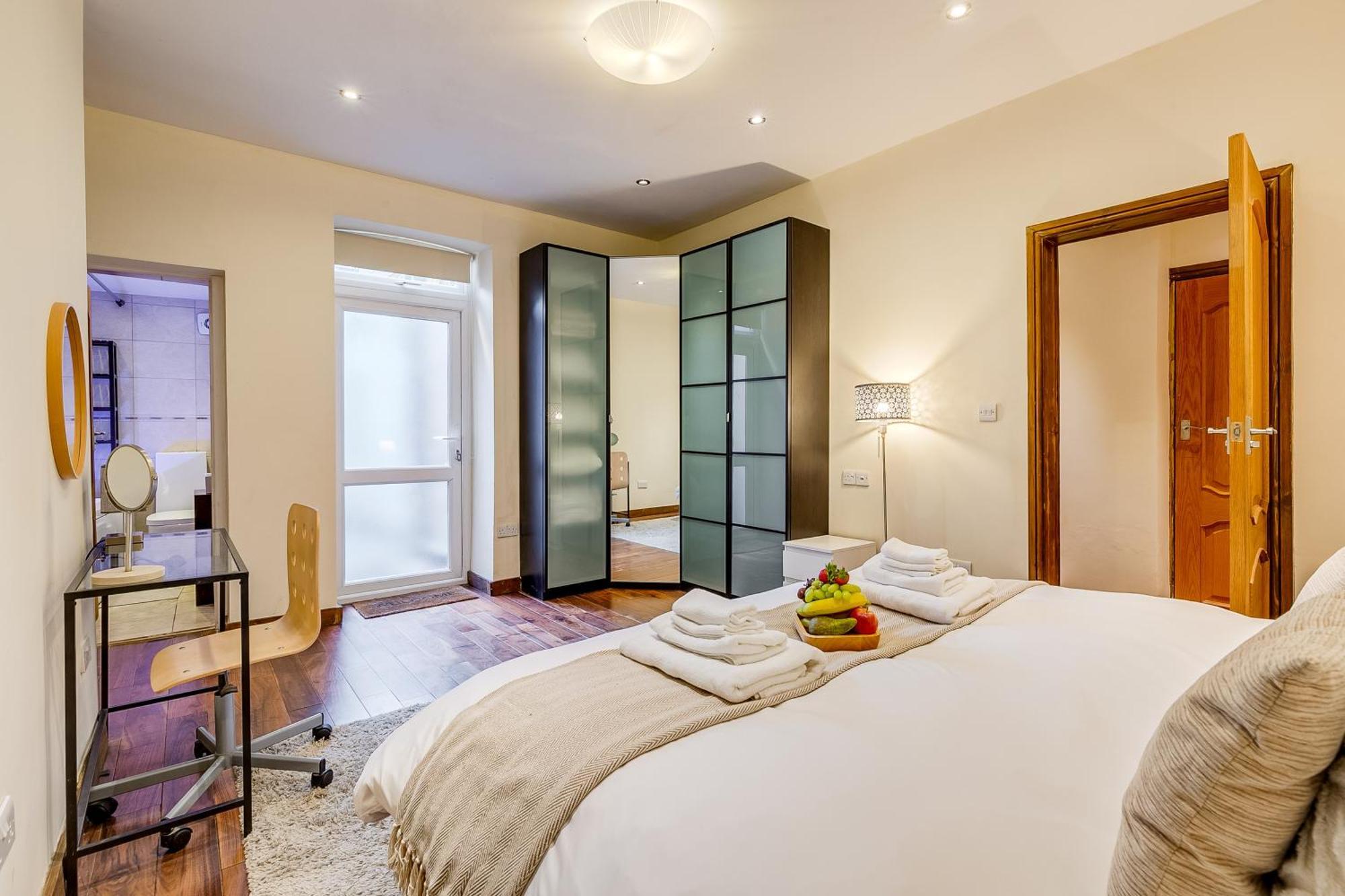 Entire Family - 2bd2bth Earl's Court