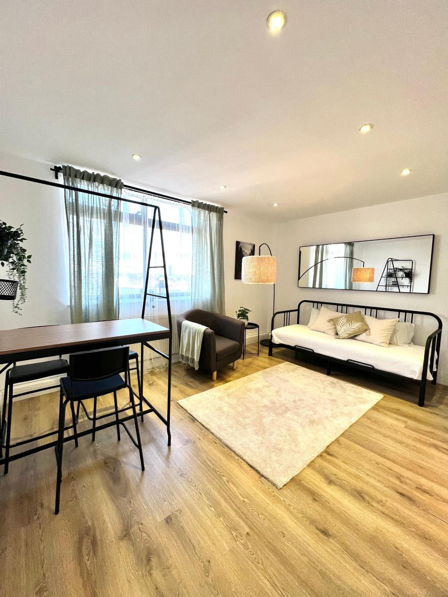 Bright & Spacious 1 Bed Steps From Hyde Park