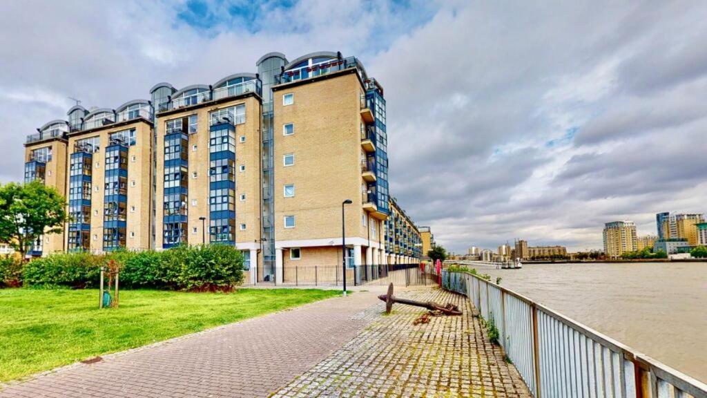85 Tivoli Court, Rotherhithe Street, London, Se16 5ud Appartement *
