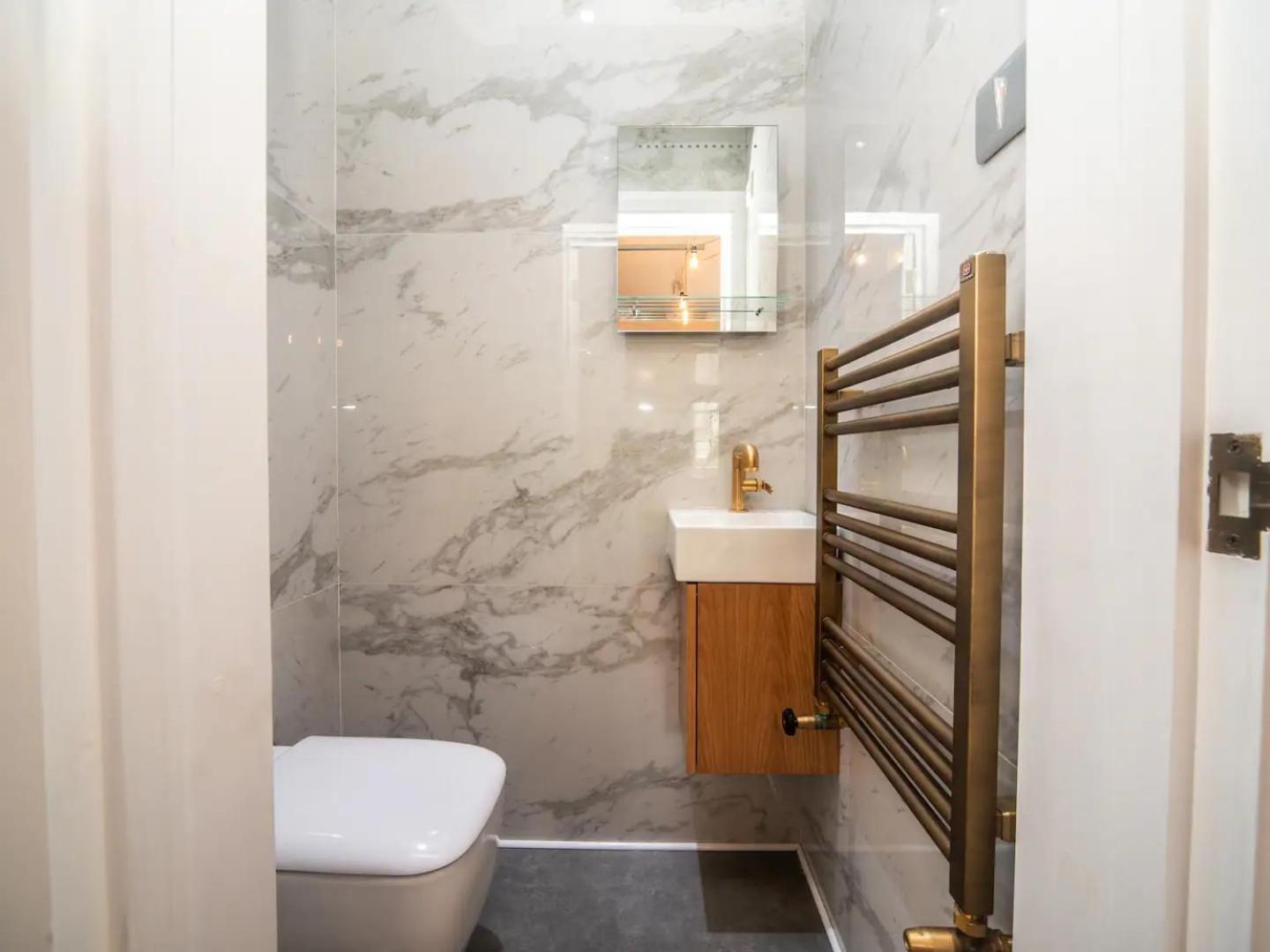 Appartement Pass The Keys A Vibrant Characterful Mews House With Air Con Londres