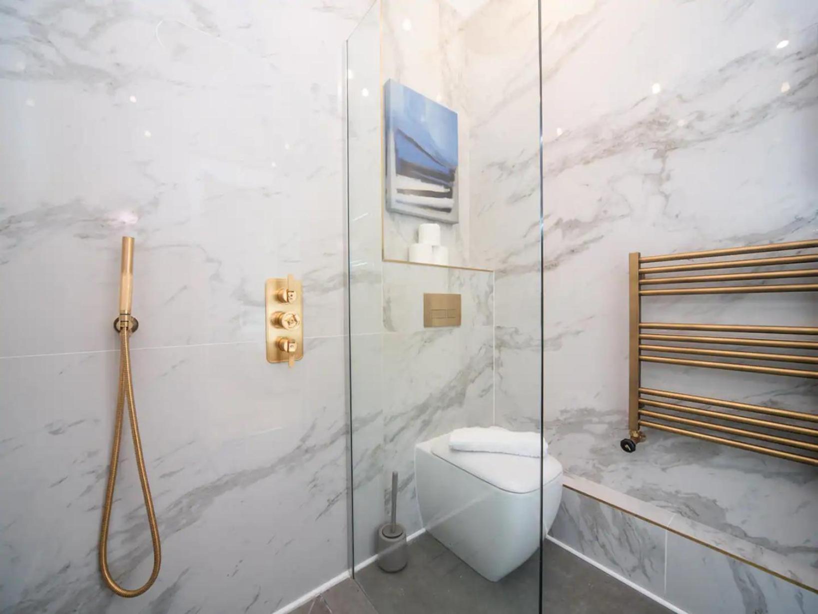 Appartement Pass The Keys A Vibrant Characterful Mews House With Air Con Londres