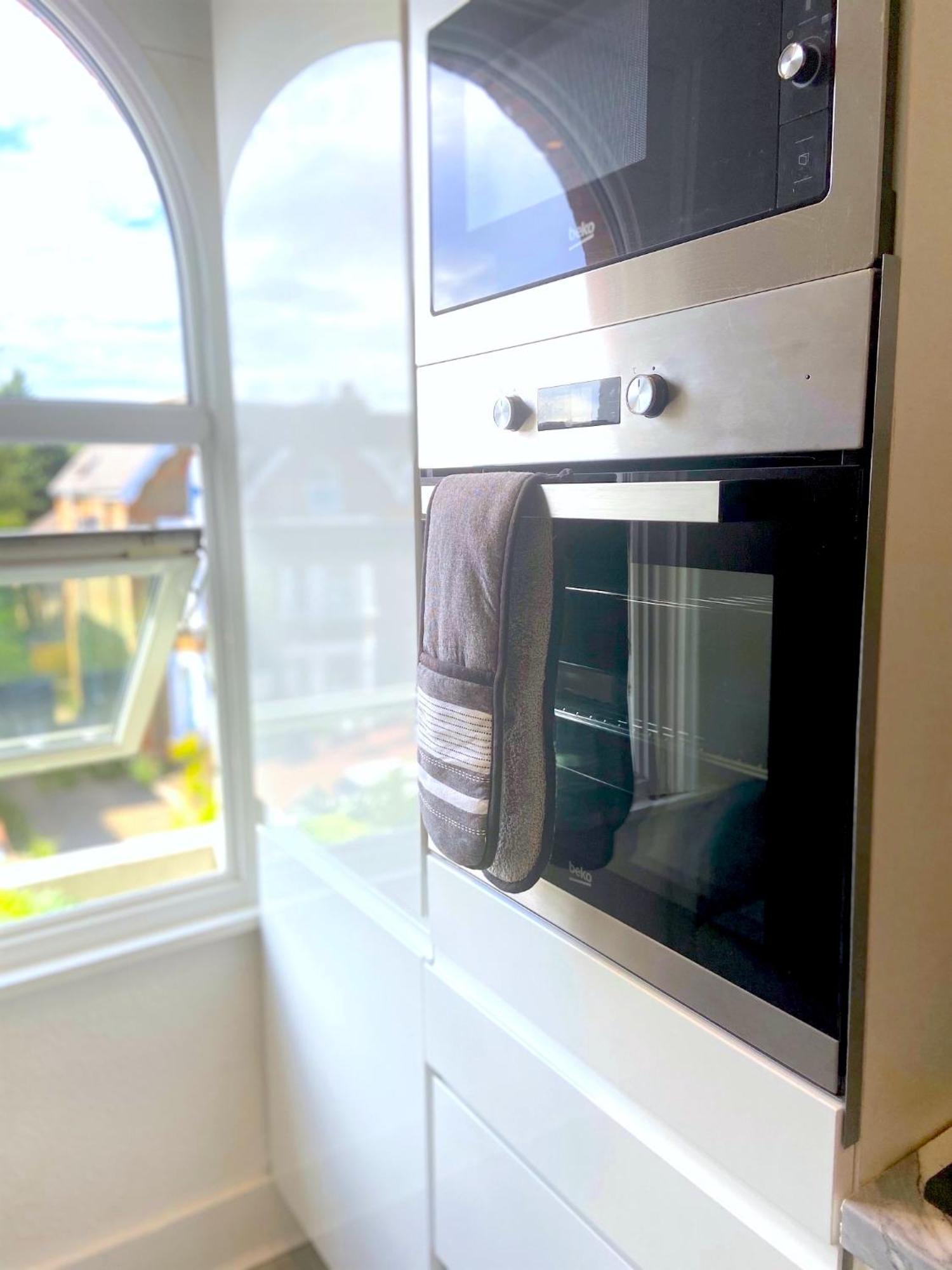 Beautiful 2 Bedroom Wimbledon, 2 Min Walk To Wimbledon Station Appartement
