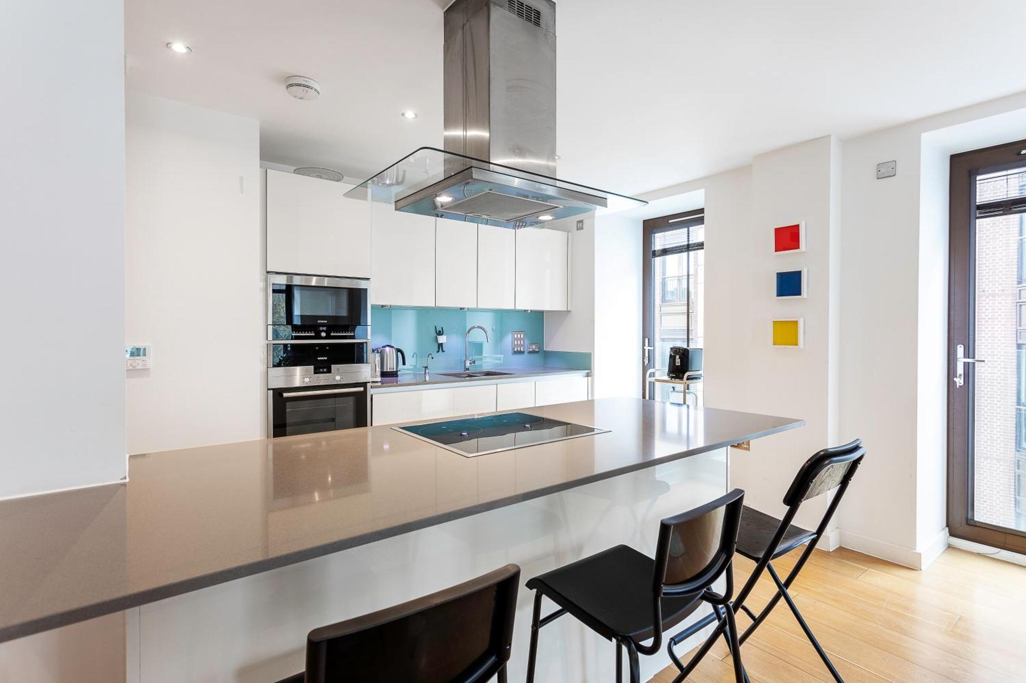Serene Cityscape - 2br Luxury Westminster Apartment *