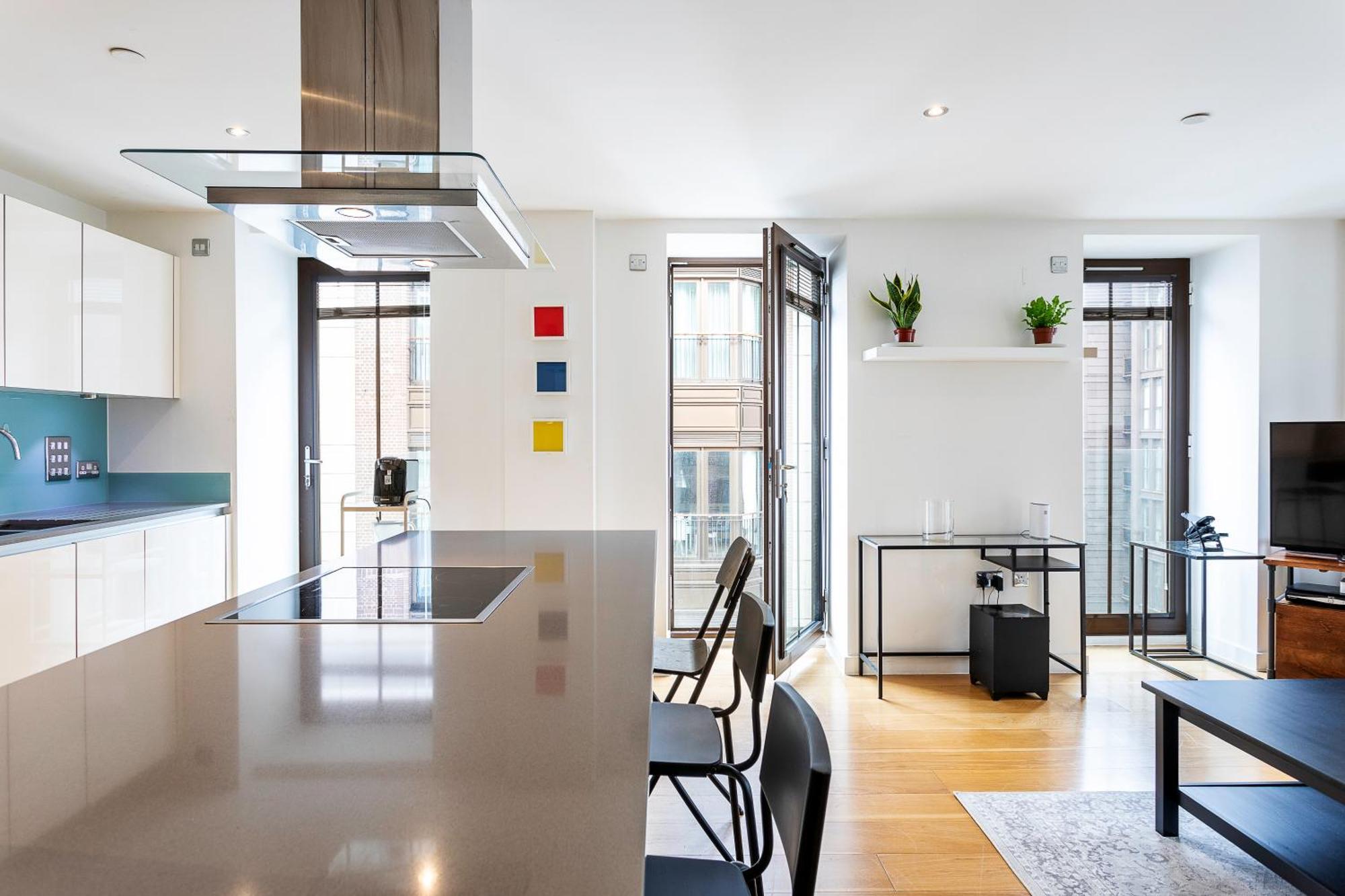 Serene Cityscape - 2br Luxury Westminster