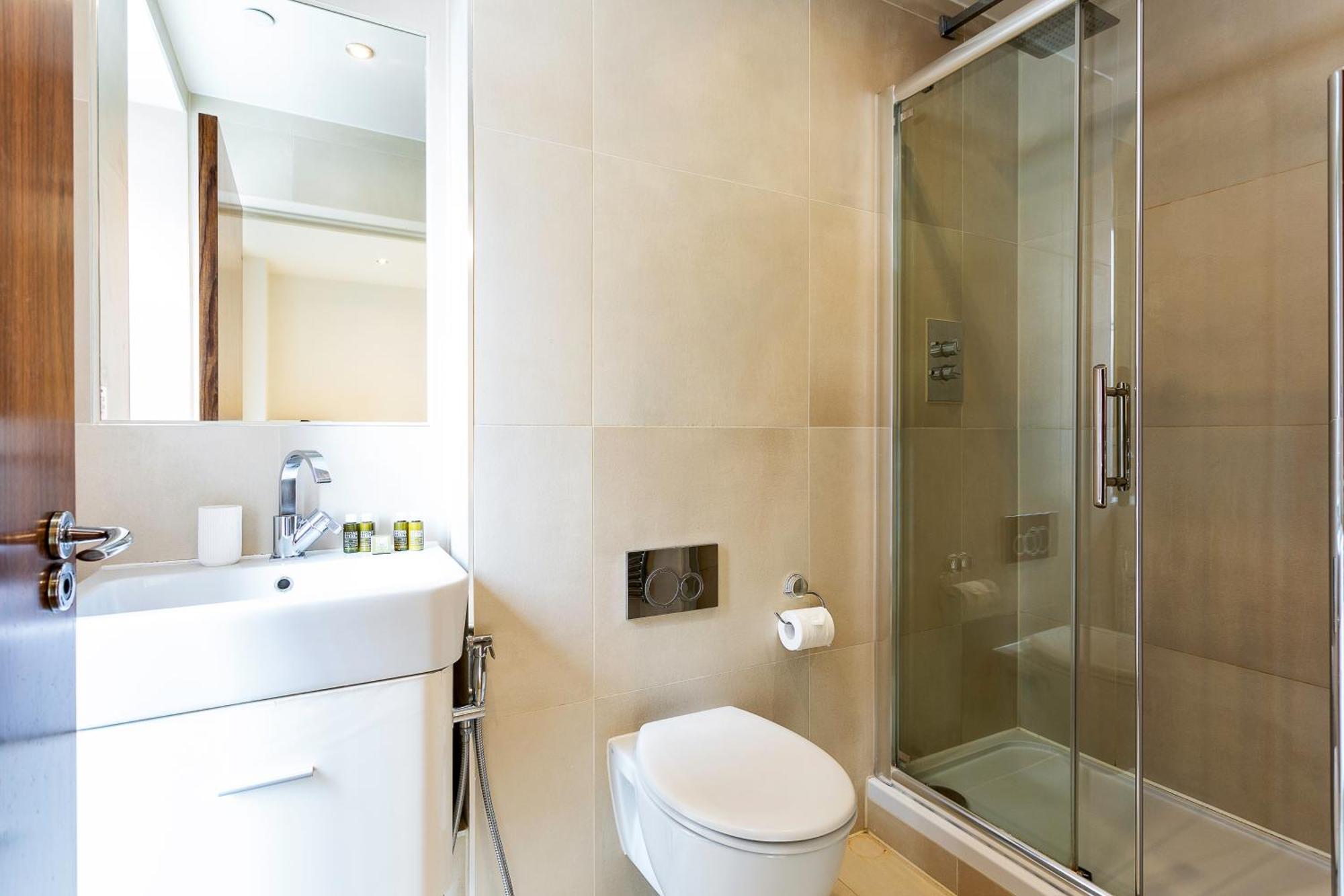 Serene Cityscape - 2br Luxury Westminster Apartment