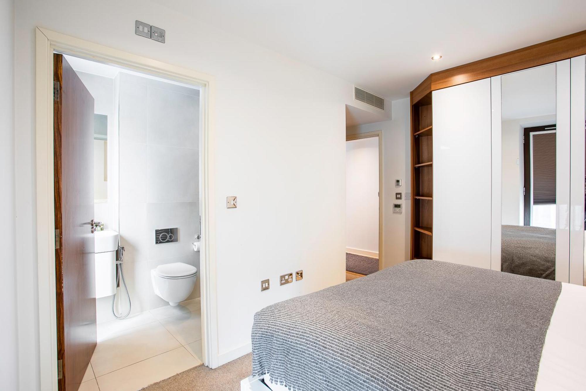 Serene Cityscape - 2br Luxury Westminster