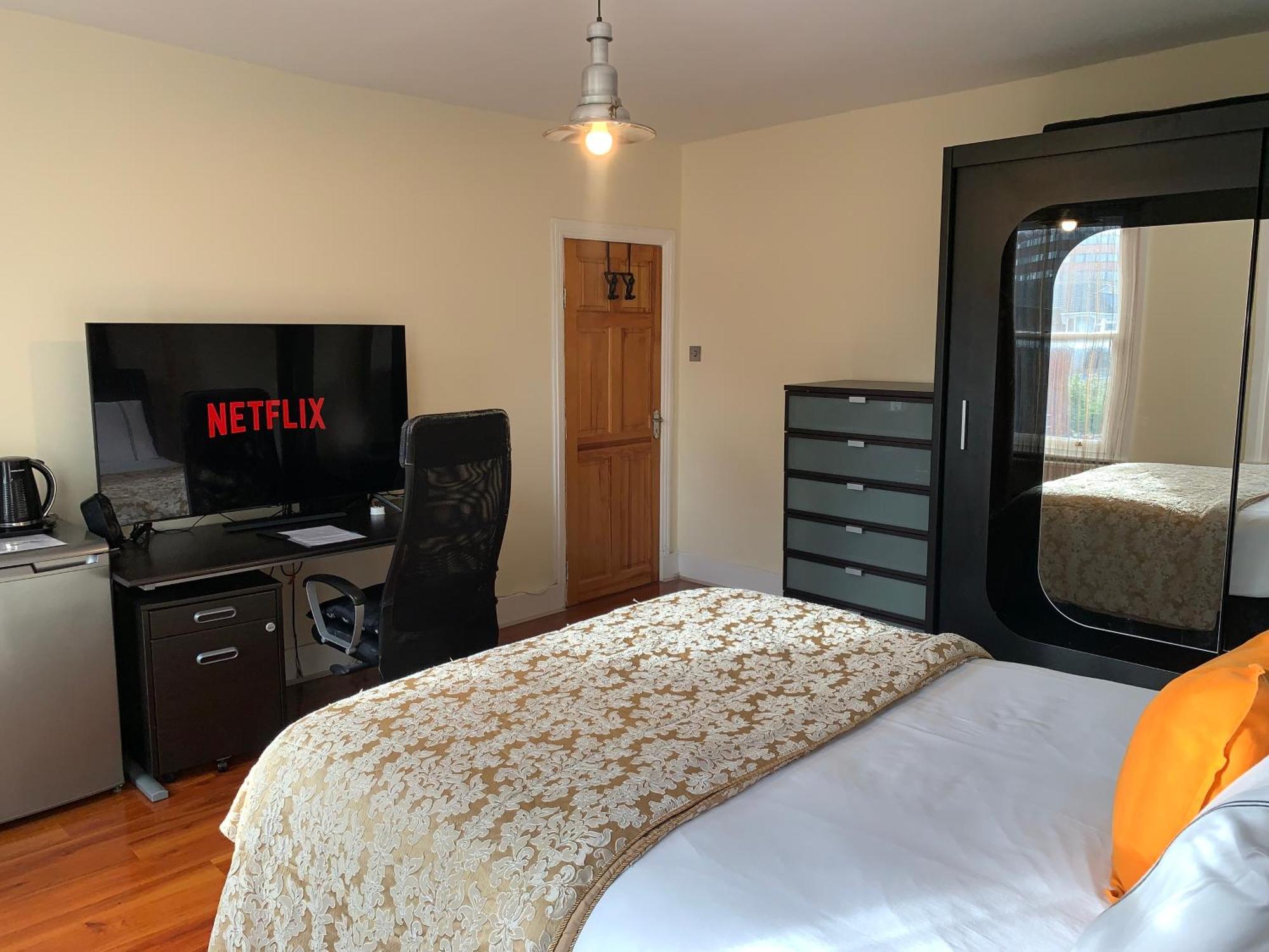 Superbly Furnished In Quarto em Acomodações Particulares *