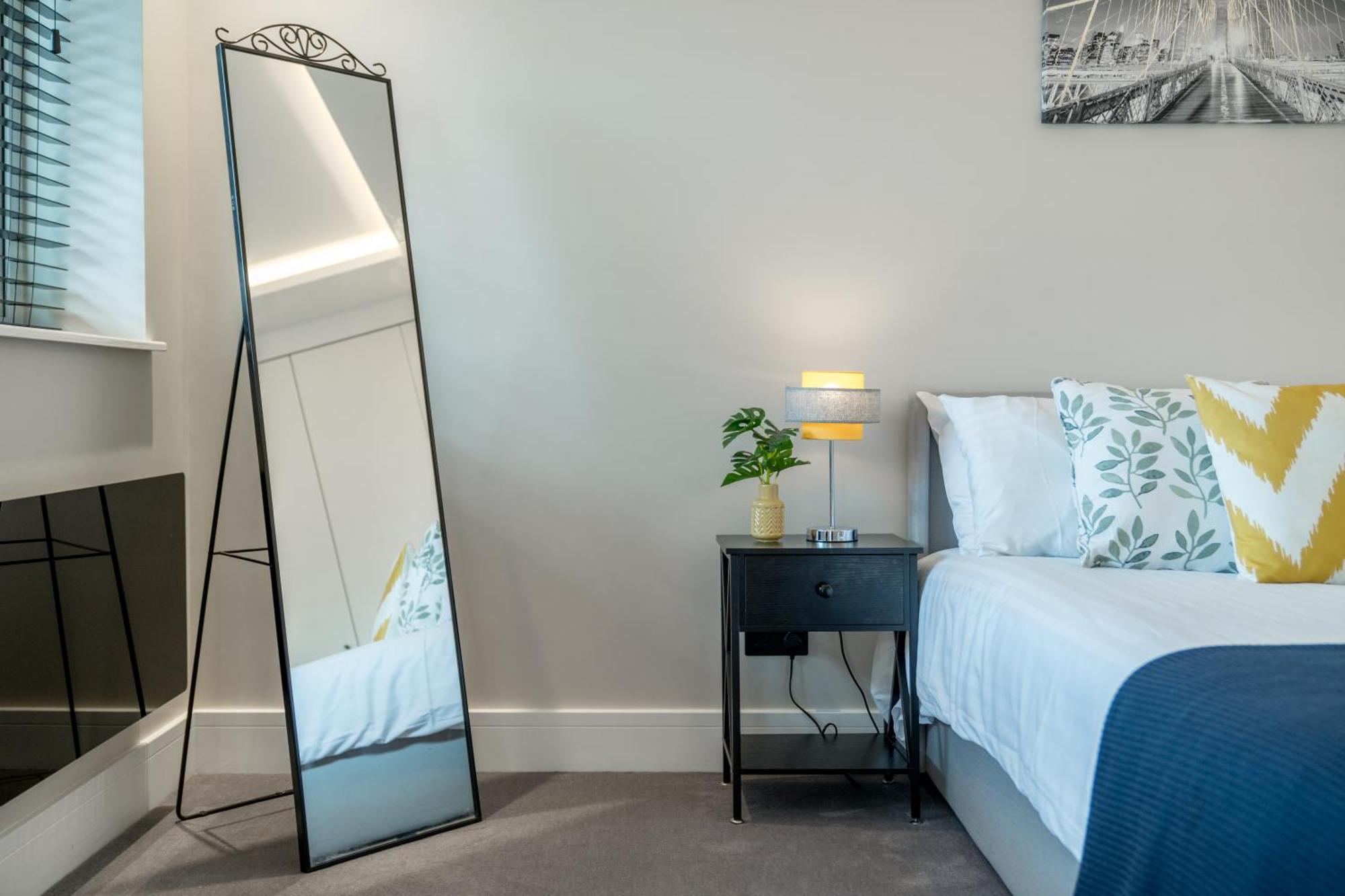 Skyvillion - Cozy Large 4 & 1 Bed In Enfield, Mins To Tube Station, Free Wi-fi *