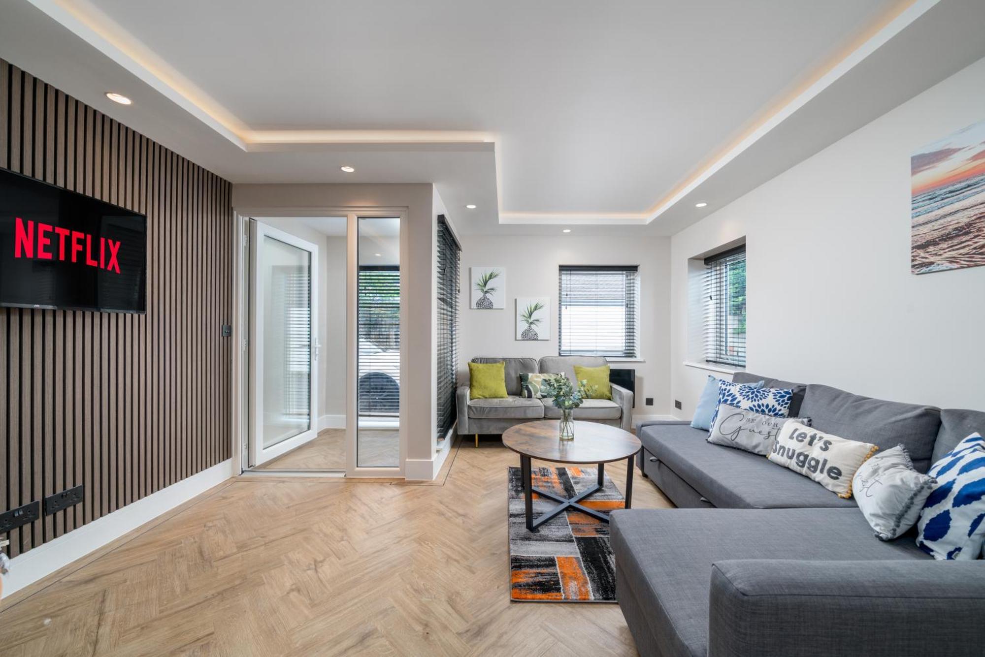 Skyvillion - Cozy Large 4 & 1 Bed In Enfield, Mins To Tube Station, Free Wi-fi *