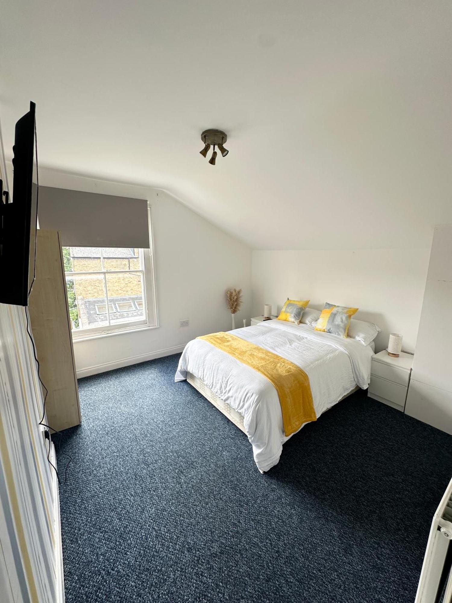 Spacious 2 Bed Flat In Apartment