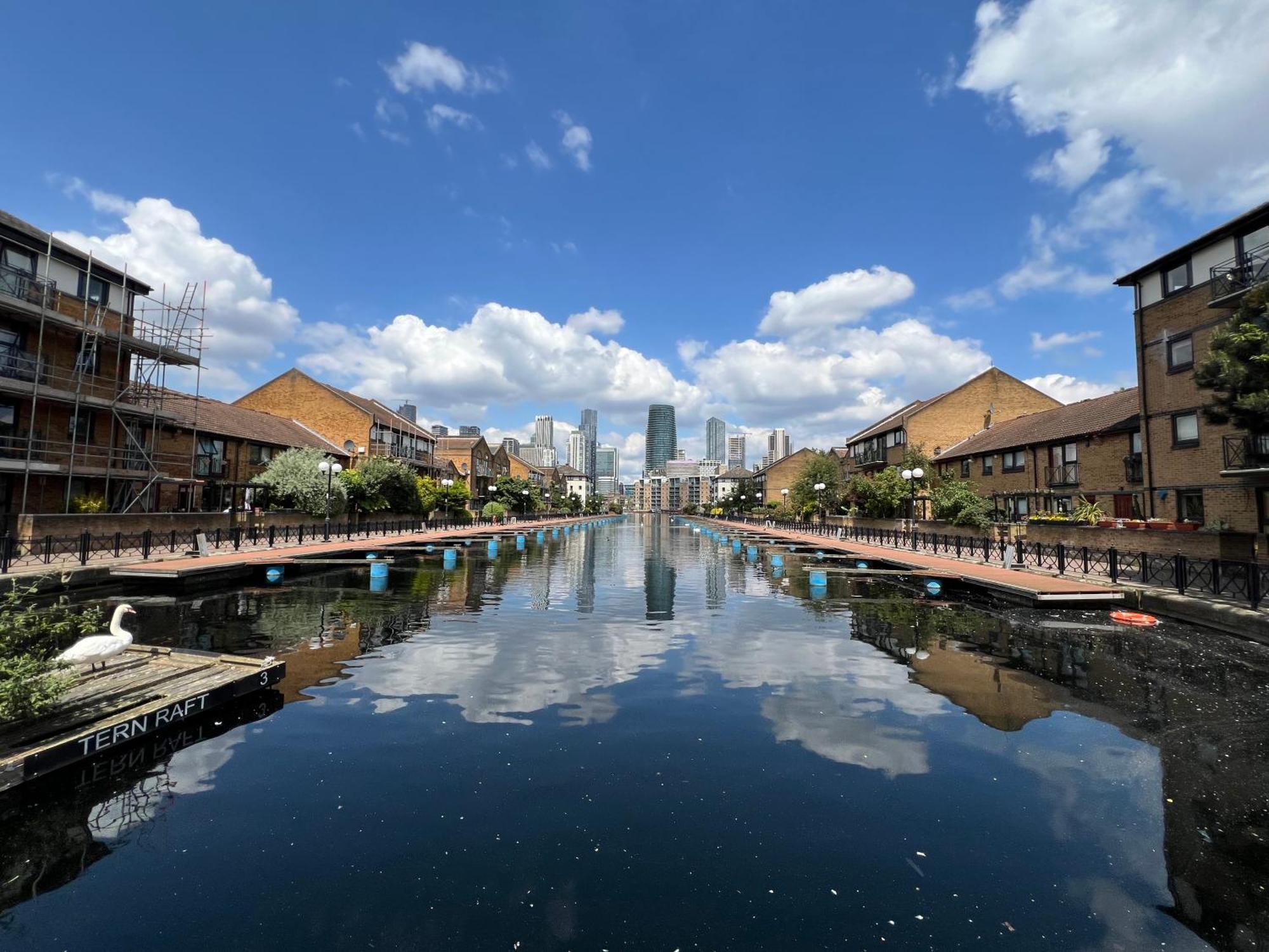 Modern Ground Floor In Canary Wharf, Free Parking