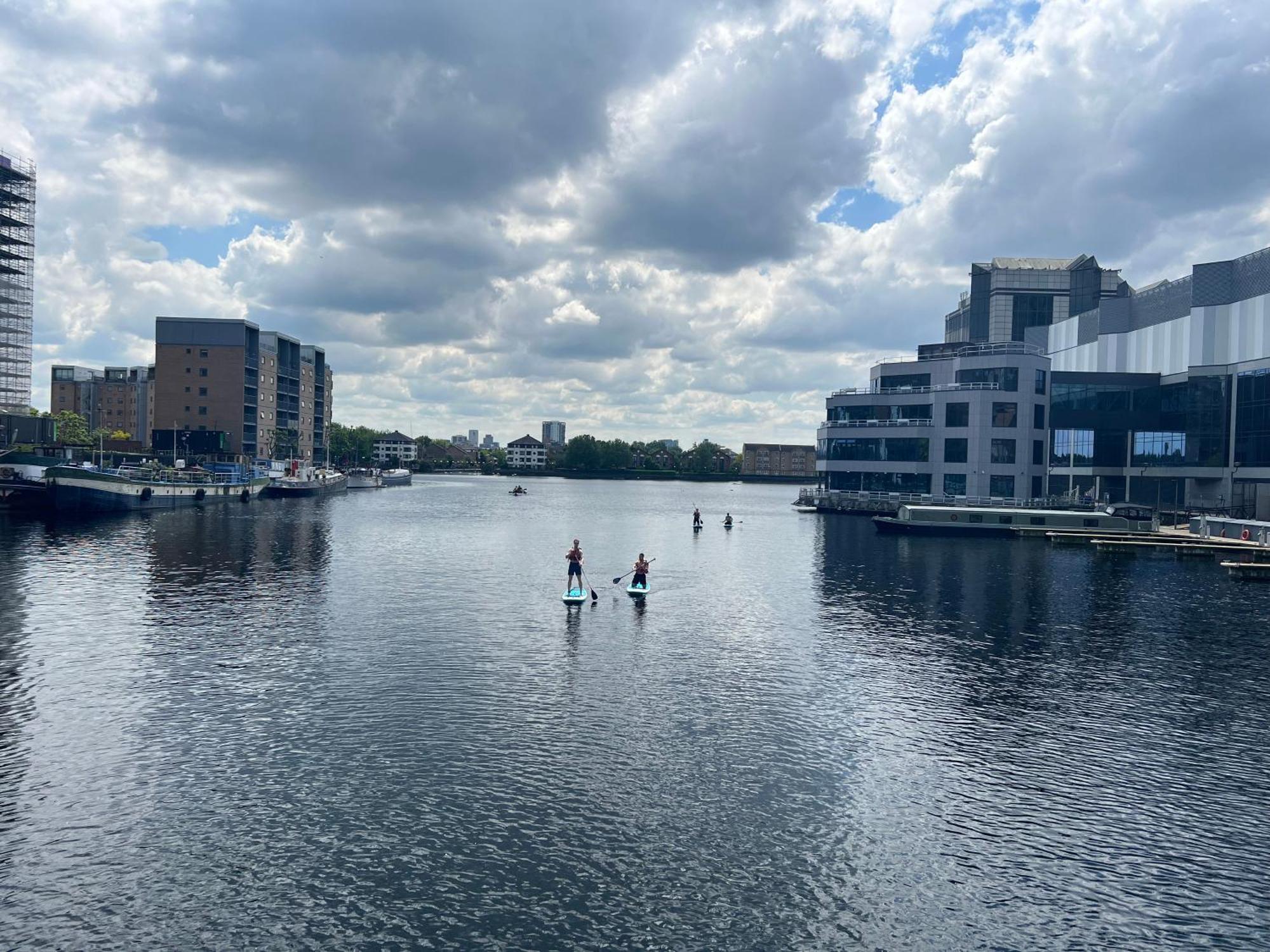 Modern Ground Floor In Canary Wharf, Free Parking Apartment *