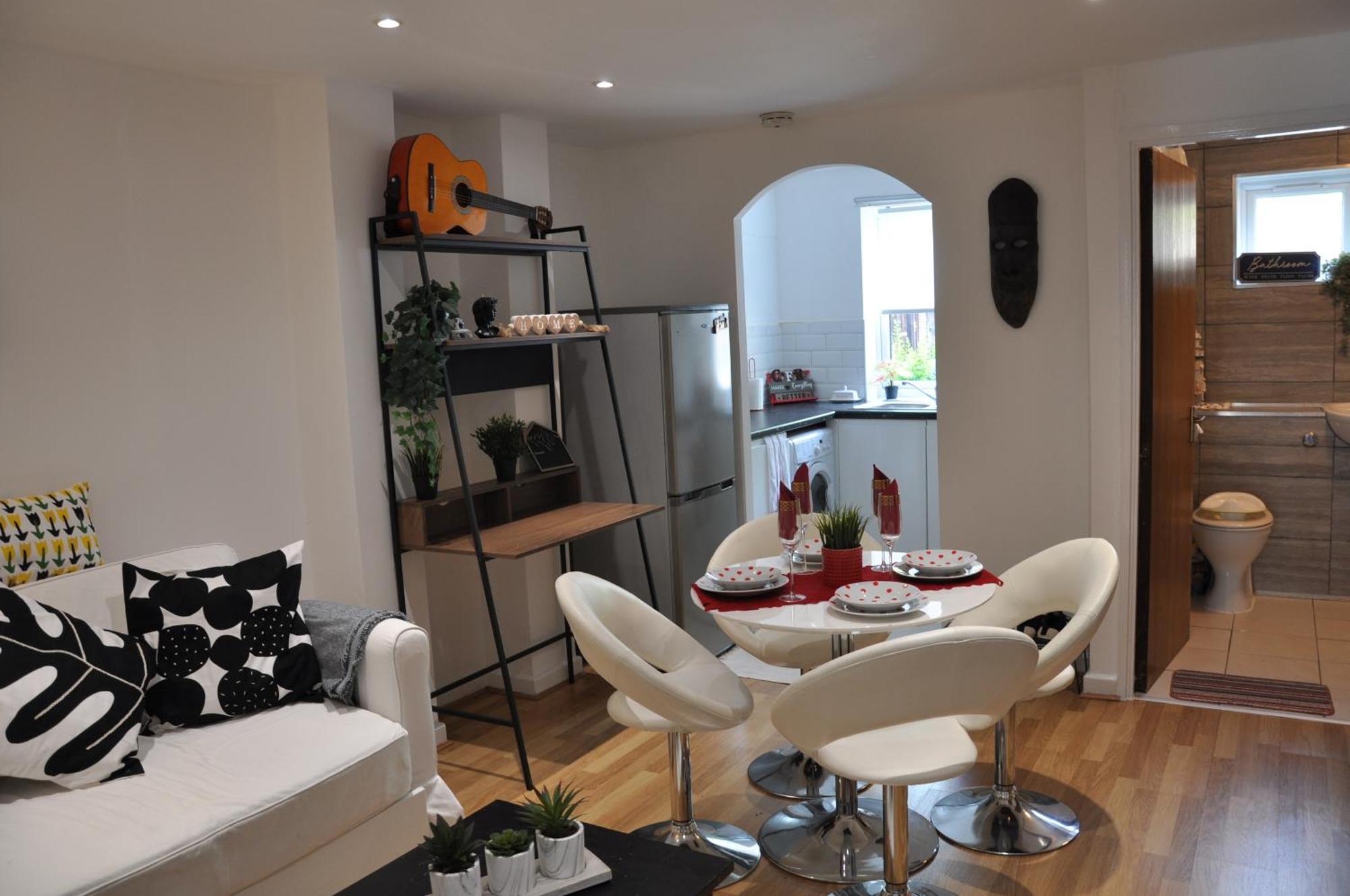 Modern Ground Floor In Canary Wharf, Free Parking
