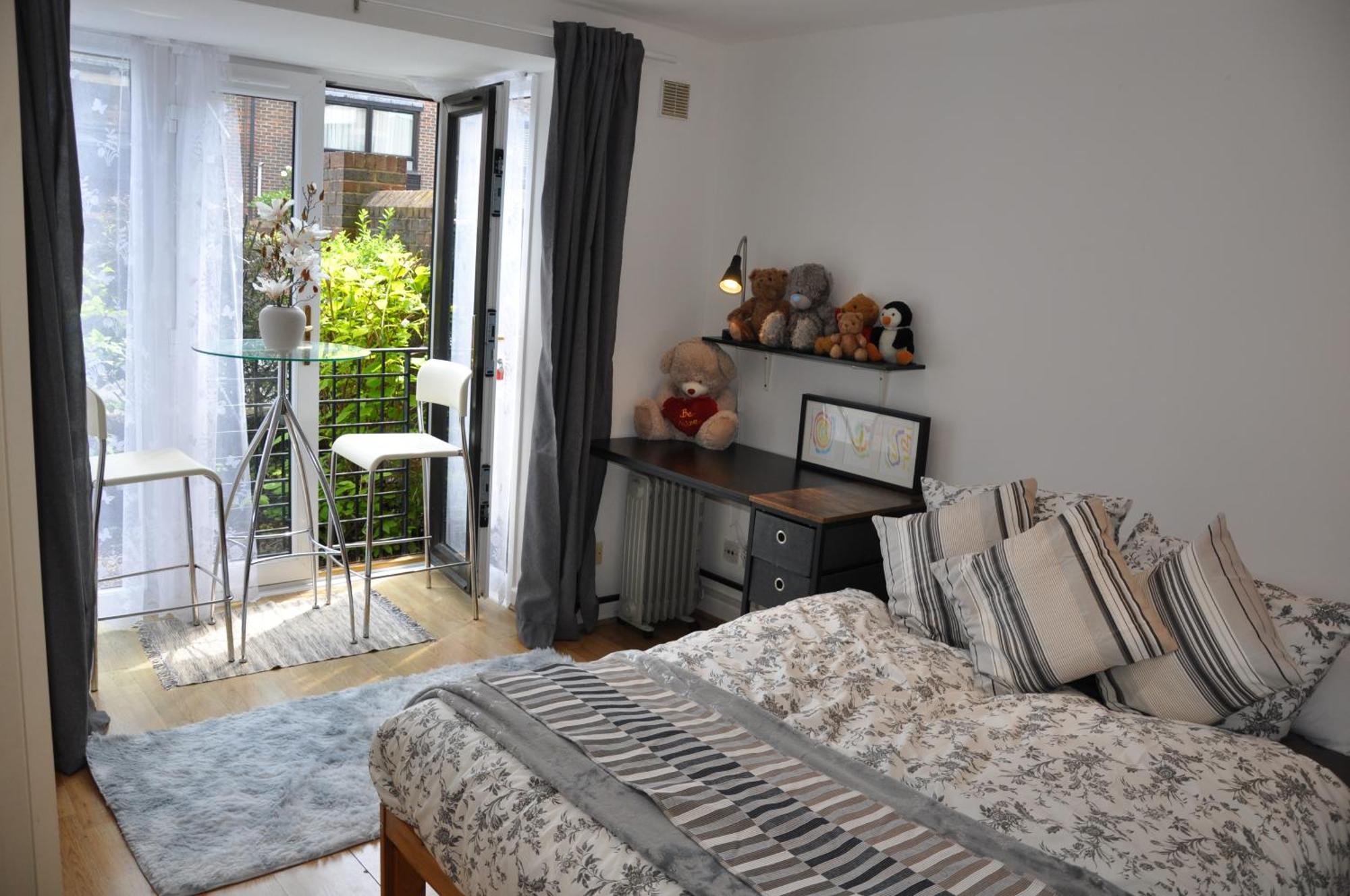 Modern Ground Floor In Canary Wharf, Free Parking London