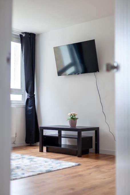Apartment Modern Living In Stylish 3-bed Flat *