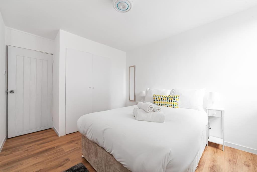 Modern Living In Stylish 3-bed Flat *